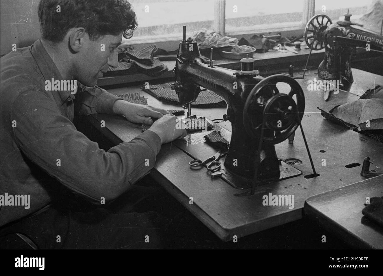 Dzier¿oniów, 1947-03. Zak³ad krawiecki dzia³aj¹cy w ramach Powszechnej Spó³dzielni Pracy przy Radzie Zwi¹zków Zawodowych.  kw  PAP  Dok³adny dzieñ wydarzenia nieustalony.      Dzierzoniow, March 1947. A tailor's shop operating within the General Labour Cooperative at the Trade Union Council.   kw  PAP Stock Photo
