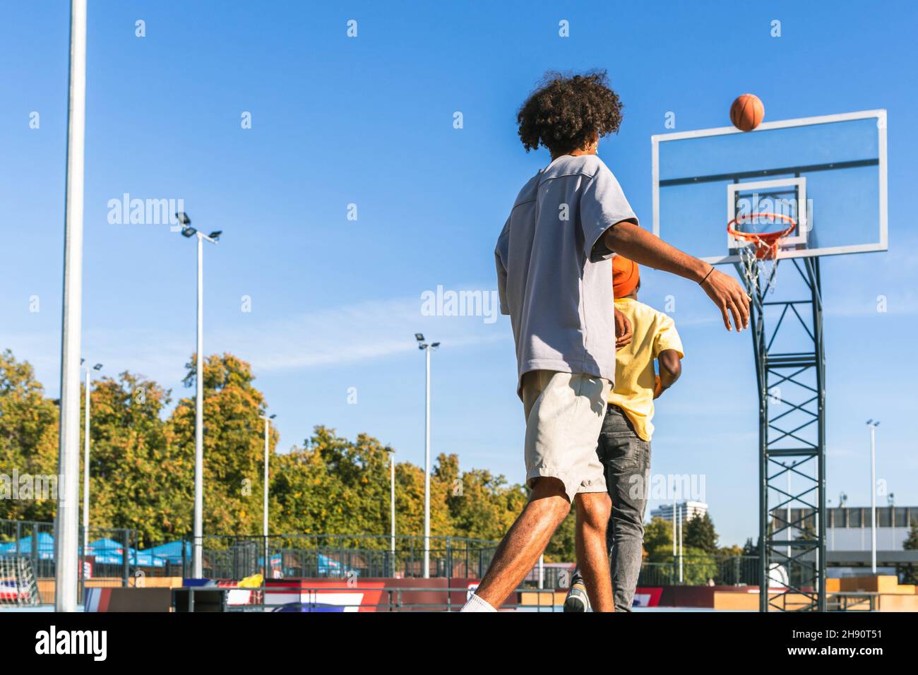 Group of young teens outdoors hi-res stock photography and images - Alamy