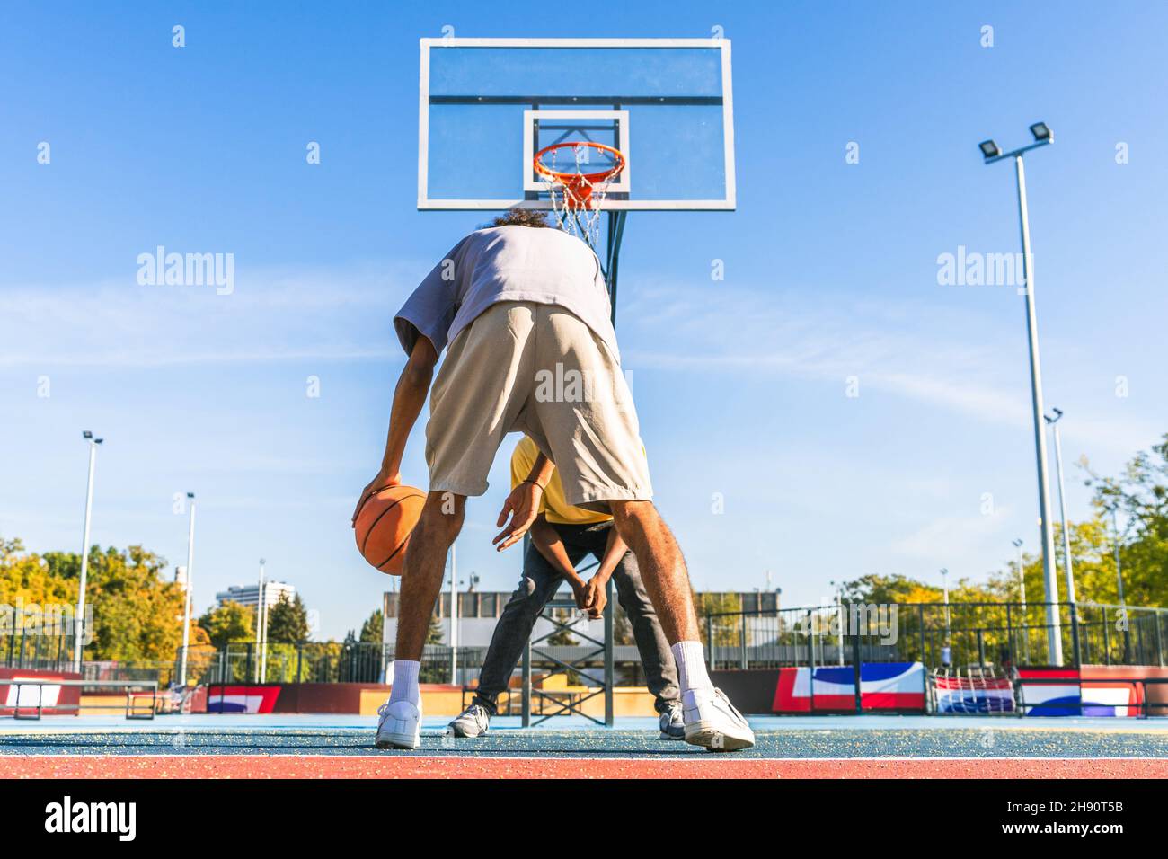 Group of young teens outdoors hi-res stock photography and images - Alamy