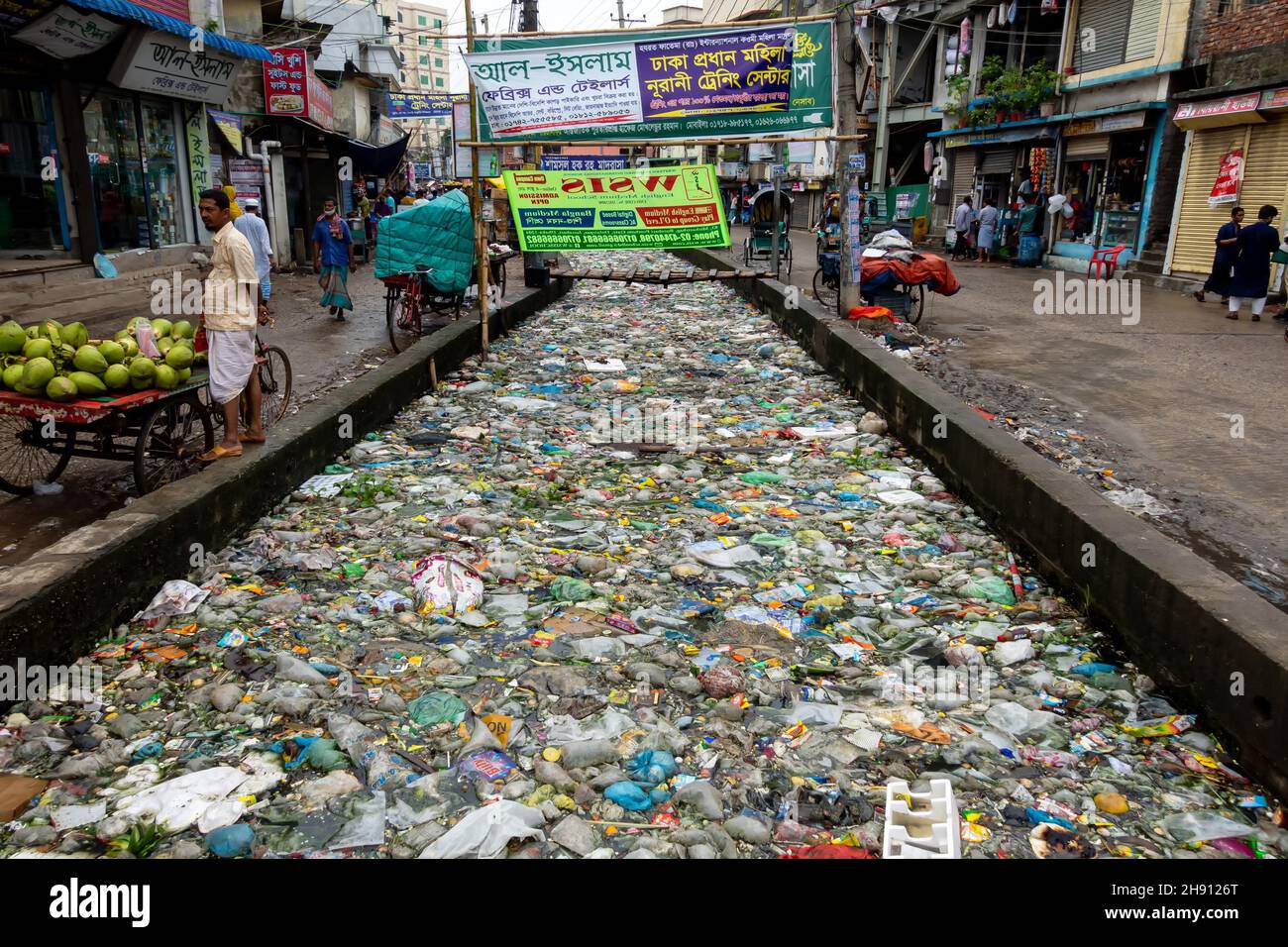 Bangladesh â. “ October 19, 2021: The mouth of the canal is blocked by piles of plastic waste and food waste dumped in the city of Jatrabari, Dhaka. Stock Photo