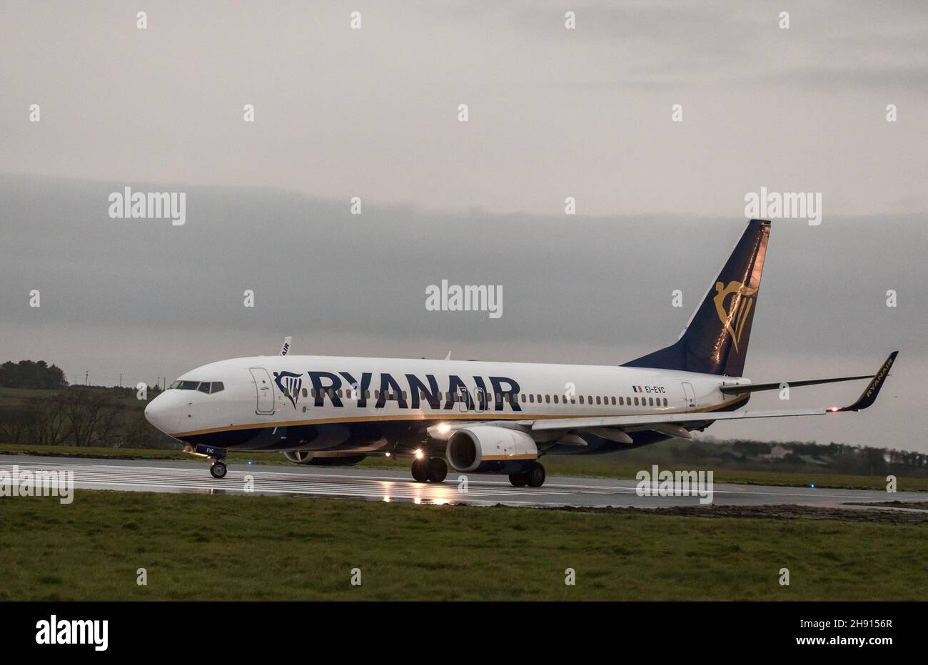 Cork Airport, Cork, Ireland. 03rd December, 2021.  In an effort to halt the further spread of the Omicron variant of Coronavirus all arrivals into Ireland will be required to present a negative result of the Coronavirus upon their arrival.  Picture shows Ryanair flight from London Stansted taxxiing after landing at Cork Airport, Ireland. - Credit; David Creedon / Alamy Live News Stock Photo