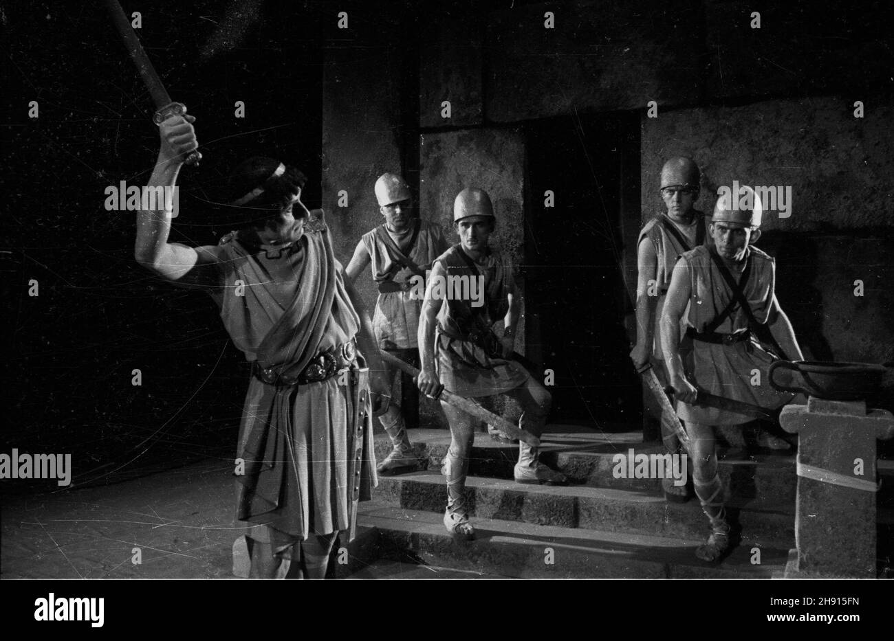 Warszawa, 1947-03. Inscenizacja sztuki Ajschylosa pt. Oresteja w Teatrze Polskim w re¿yserii Arnolda Szyfmana. Premiera mia³a miejsce 20 marca 1947 r. Nz. scena zbiorowa. Z lewej Czes³aw Kalinowski jako Aigistos. bb/ms  PAP/W³adys³aw Forbert      Warsaw, March 1947. A stage adaptation of the Oresteia by Aeschylus performed at the Polski Theatre, directed by Arnold Szyfman. Premiered on 20 March 1947. Pictured: a crowd scene. On the left Czeslaw Kalinowski as Aegisthus.   bb/ms  PAP/Wladyslaw Forbert    Dok³adny dzieñ wydarzenia nieustalony. Stock Photo