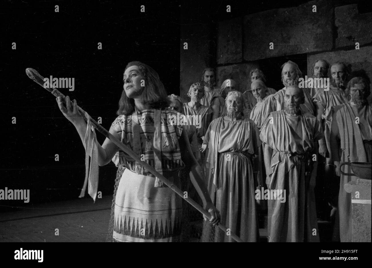 Warszawa, 1947-03. Inscenizacja sztuki Ajschylosa pt. Oresteja w Teatrze Polskim w re¿yserii Arnolda Szyfmana. Premiera mia³a miejsce 20 marca 1947 r. Nz. scena zbiorowa, Chór Starców Argejskich i z lewej Nina Andrycz jako Kasandra.  bb/ms  PAP/W³adys³aw Forbert      Warsaw, March 1947. A stage adaptation of the Oresteia by Aeschylus performed at the Polski Theatre, directed by Arnold Szyfman. Premiered on 20 March 1947. Pictured: a crowd scene, the Chorus of Aegean Old Men, on the left Nina Andrycz as Cassandra.   bb/ms  PAP/Wladyslaw Forbert    Dok³adny dzieñ wydarzenia nieustalony. Stock Photo