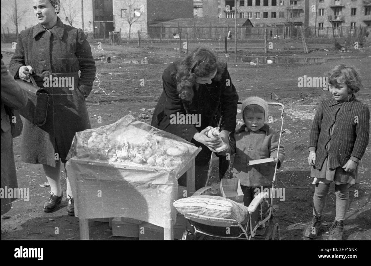 Warszawa, 1947-03-05. Kupowanie baranka wielkanocnego. wb  PAP      Warsaw, March 5, 1947. Buying Easter sugar lambs.  wb  PAP Stock Photo