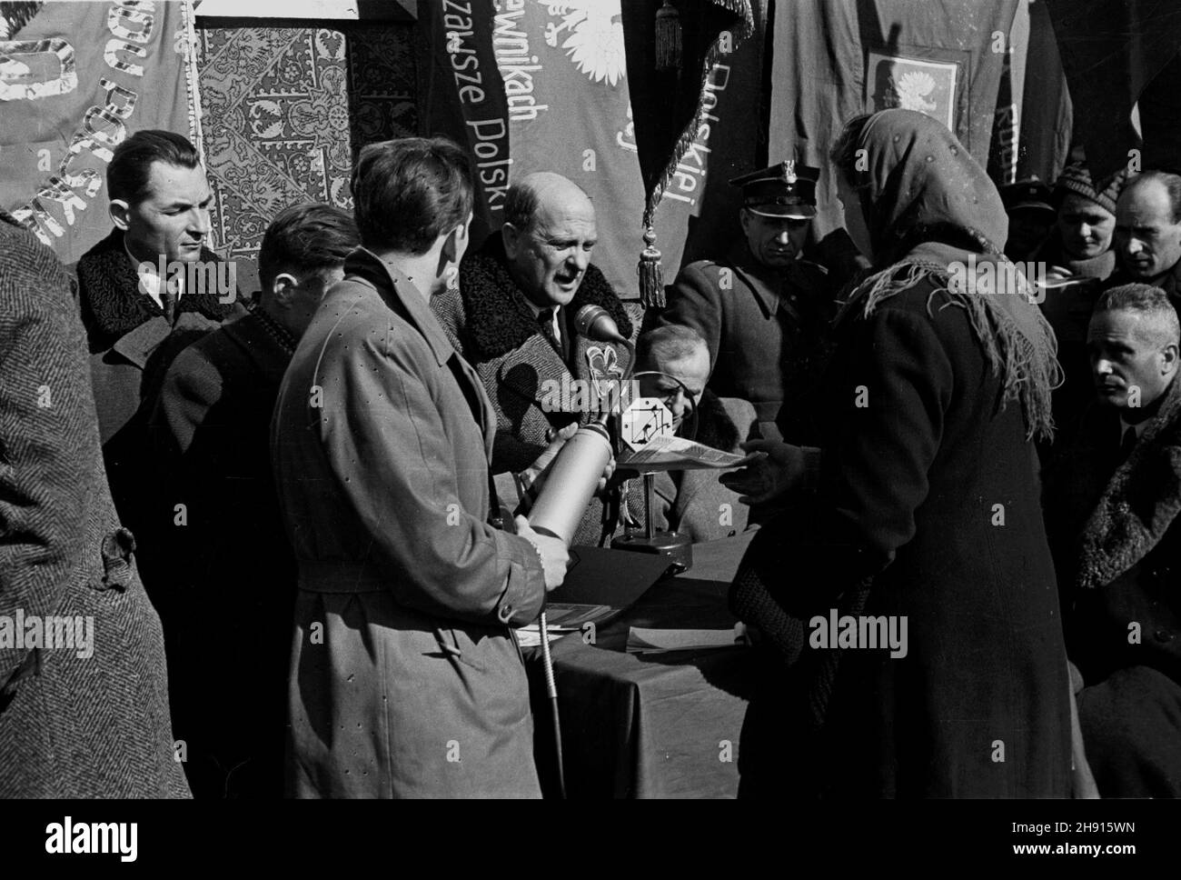 £agiewniki, 1947-03-09. Uroczyste nadanie osadnikom tytu³ów w³asnoœci ziemi. Nz. m.in. z lewej Stanis³aw Radkiewicz, w œrodku (przemiawia) W³adys³aw Kowalski, obok siedzi Zenon Kliszko. bb/gr  PAP      Lagiewniki, March 9, 1947. Settlers receive land titles. Pictured: Stanislaw Radkiewicz (left), Wladyslaw Kowalski speaks (centre), next to him Zenon Kliszko (sitting).  bb/gr  PAP Stock Photo