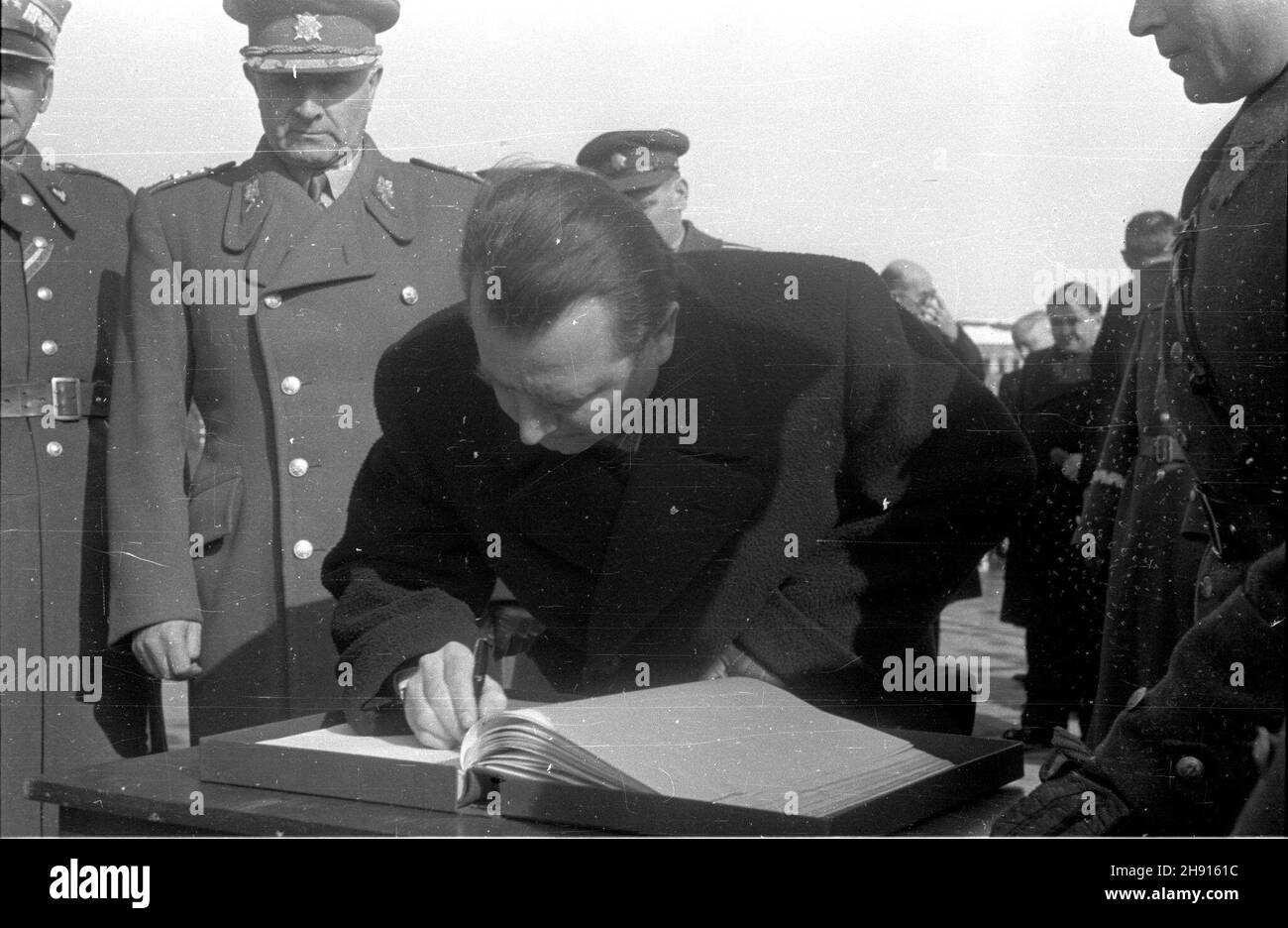 Warszawa, 1947-03-10. Wizyta delegacji rz¹dowej Czechos³owacji. Nz. premier rz¹du koalicyjnego Czechos³owacji Klement Gottwald wpisuje siê do ksiêgi pami¹tkowej po z³o¿eniu wieñca na Grobie Nieznanego ¯o³nierza. bb/gr  PAP      Warsaw, March 10, 1947. Czechoslovakian government delegates visit to Warsaw. Pictured: Czechoslovakian Prime Minister Klement Gottwald writes a note in a commemorative book after having laid a wreath at the Tomb of the Unknown Soldier.  bb/gr  PAP Stock Photo