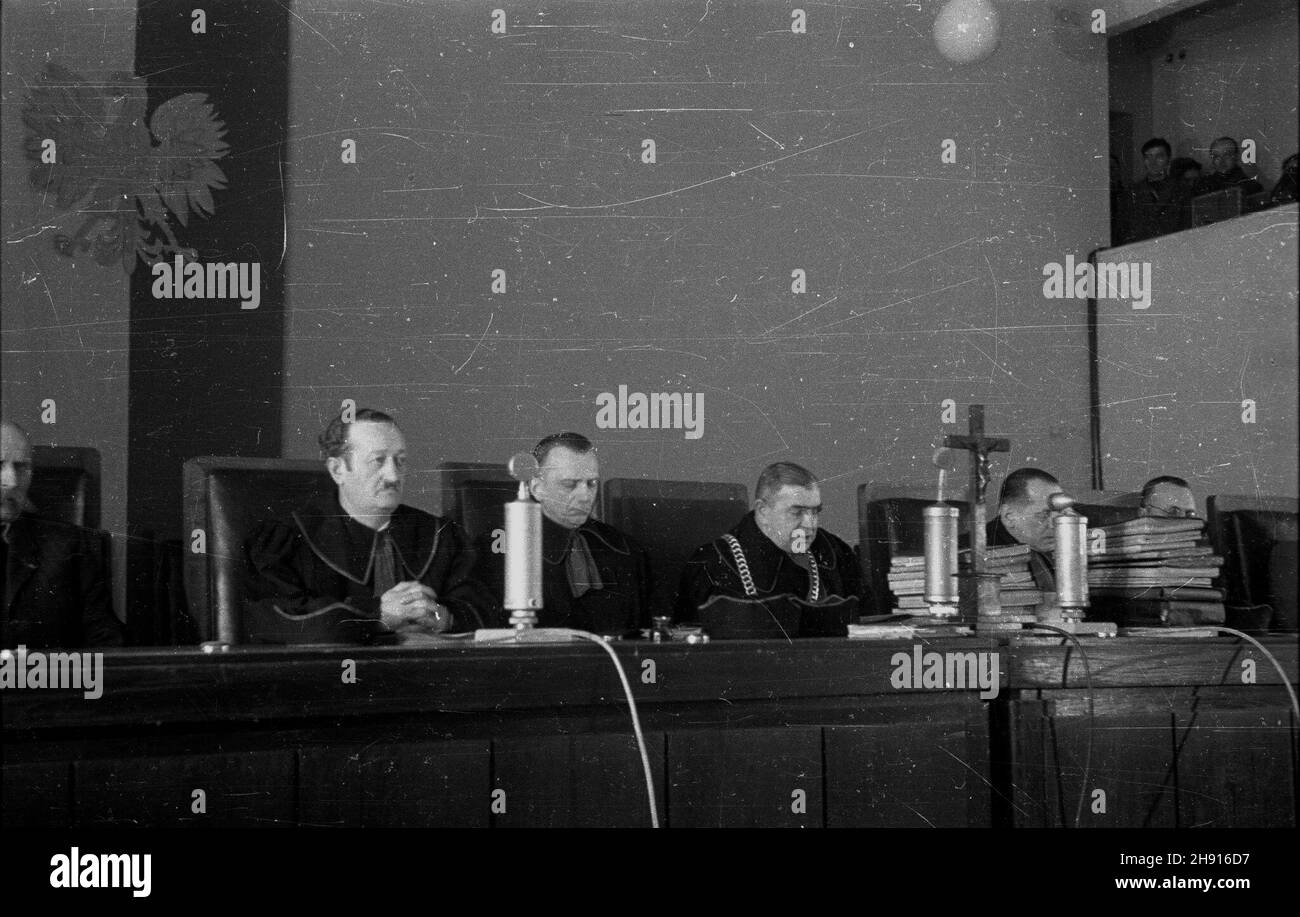 Warszawa, 1947-03-11. Proces Rudolfa Hoessa przed Najwy¿szym Trybuna³em Narodowym. Nz. sêdziowie; z ³añcuchem - przewodnicz¹cy Trybuna³u Alfred Eimer. bb/gr  PAP      Warsaw, March 11, 1947. A trial of Rudolf Hoess before the Supreme Court. Pictured: judges and the chair of the court Alfred Eimer (with the chain).  bb/gr  PAP Stock Photo