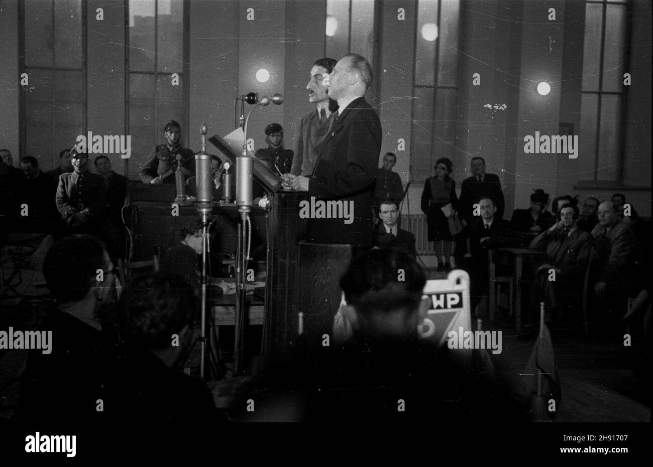 Warszawa, 1947-03-21. Przes³uchania podczas procesu komendanta obozu Rudolfa Hoessa przed Najwy¿szym Trybuna³em Narodowym. Proces odbywa³ siê w gmachu Zwi¹zku Nauczycielstwa Polskiego przy ul. Smulikowskiego. Nz. przewodnicz¹cy Najwy¿szego S¹du Ludowego w Pradze, by³y wiêzieñ Oœwiêcimia, Jaroslav Drabek (L) sk³ada zeznania. Towarzyszy mu t³umacz. wb  PAP/Stanis³aw D¹browiecki      Warsaw, March 21, 1947. The hearing of Rudolf Hoess, the Auschwitz-Birkenau Nazi death camp commander  in front of the Highest National Tribunal. The lawsuit was held at the building housing the Polish Teachers Union Stock Photo