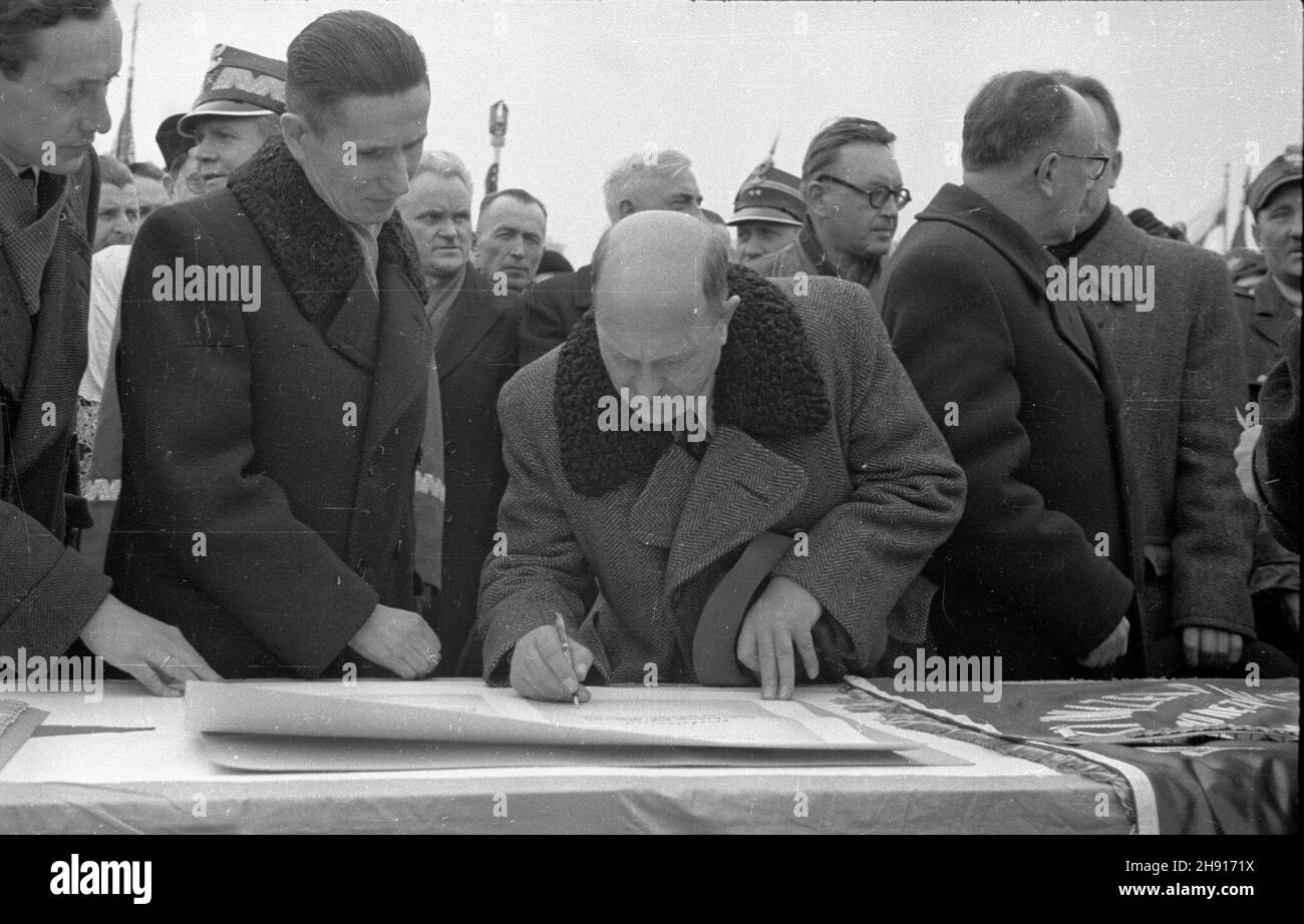 Warszawa, 1947-03-23. Inauguracja Miêdzynarodowego tygodnia solidarnoœci by³ych wiêŸniów politycznych niemieckich wiêzieñ i obozów koncentracyjnych. W uroczystoœciach wziêli udzia³ cz³onkowie Polskiego Zwi¹zku b. WiêŸniów Politycznych oraz przedstawiciele w³adz pañstwowych. Nz. uroczystoœci na placu Zwyciêstwa. Poœwiêcenie sztandaru PZbWP. W³adys³aw Kowalski Marsza³ek Sejmu (C) sk³ada wpis pami¹tkowy. uu  PAP    Warsaw, March 23, 1947. Inauguration of the international week of solidarity of former political prisoners of German prisons and concentration camps. The ceremonies were attended by me Stock Photo