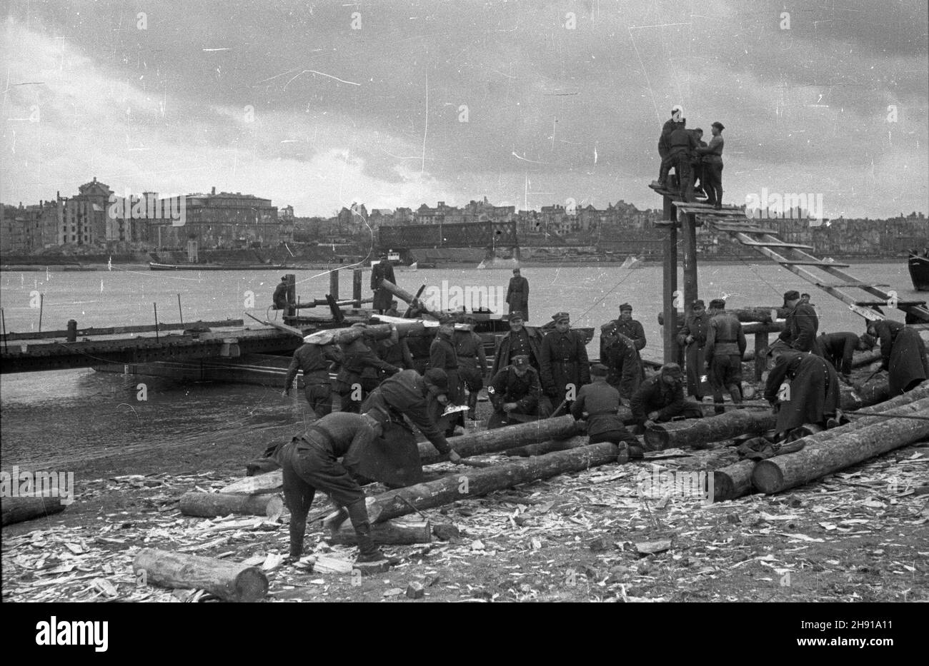 Warszawa, 1947-04. Saperzy z I Warszawskiego Pu³ku Pontonowego buduj¹ ...