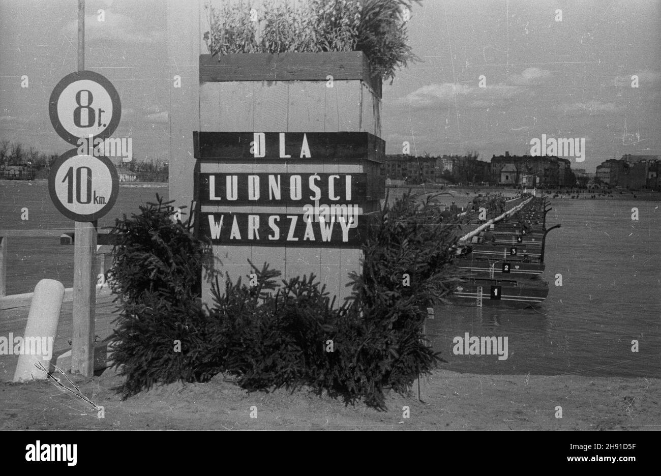 Warszawa, 1947-04-10. Otwarcie mostu tymczasowego- pontonowego na Wiœle ...