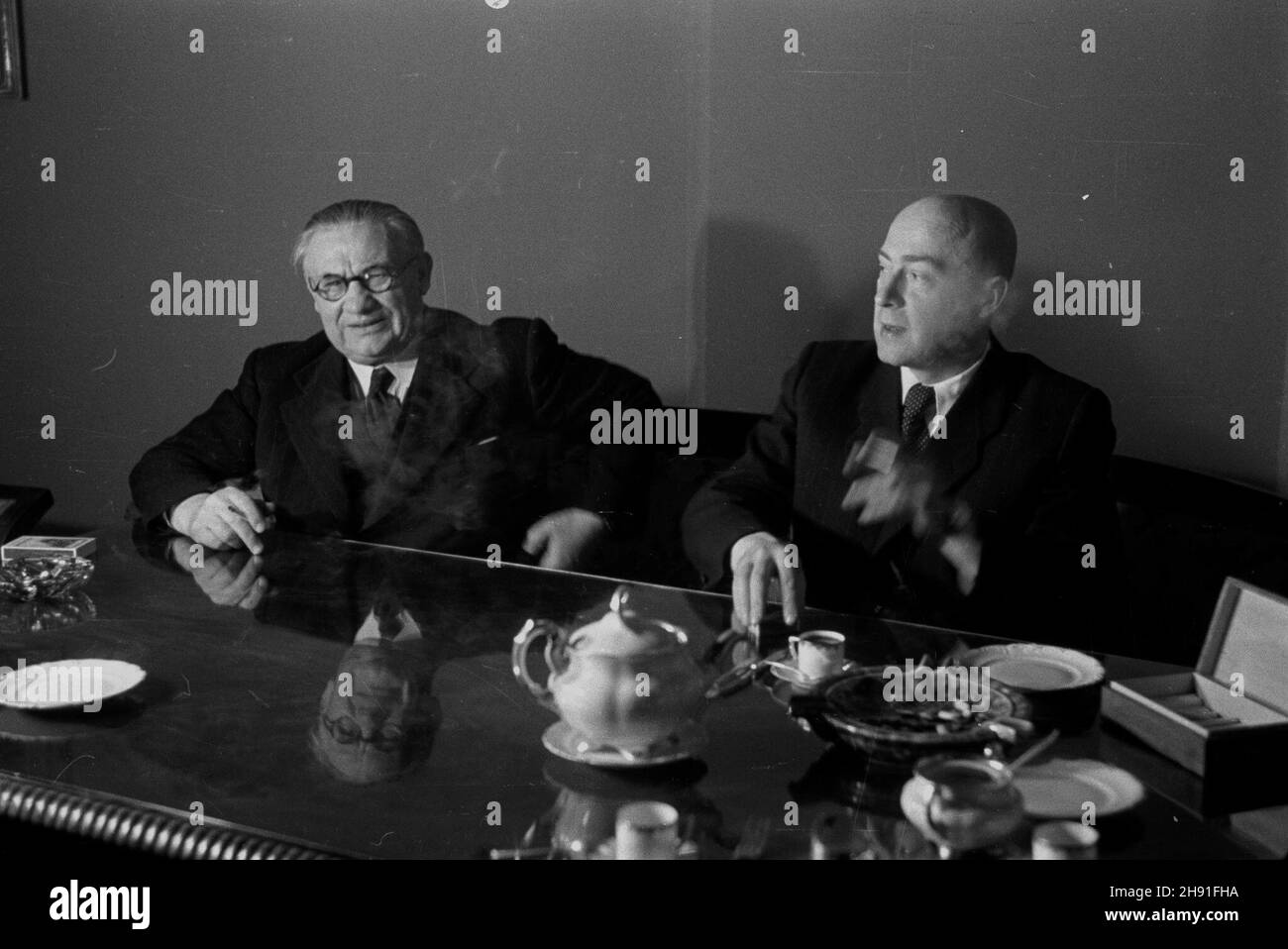 Warszawa, 1947-04-27. Jednodniowa wizyta ministra spraw zagranicznych Wielkiej Brytanii Ernesta Bevina. Nz. rozmowy Bevina (L) z premierem Józefem Cyrankiewiczem (P). kw PAP Warsaw, April 27, 1947. A one day visit of British Foreign Minister Ernest Bevin. Pictured: Bevin's (left) talking with Poland's Prime Minister Jozef Cyrankiewicz (right). kw PAP Stock Photo