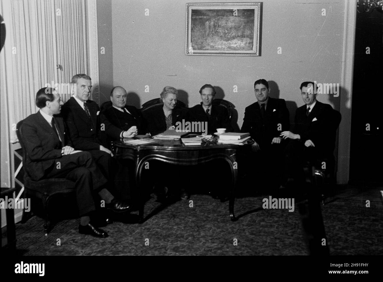 Warszawa, 1947-04-27. Jednodniowa wizyta ministra spraw zagranicznych Wielkiej Brytanii Ernesta Bevina. Nz. wizyta u premiera Józefa Cyrankiewicza. Personel (m.in. sekretarka premiera p. Stpiczyñska) w kuluarach Urzêdu Rady Ministrów. kw PAP Warsaw, April 27, 1947. A one day visit of British Foreign Minister Ernest Bevin. Pictured: a meeting with Poland's Prime Minister Jozef Cyrankiewicz. Staff (including Cyrankiewicz's secretary Ms Stpiczynska) in back rooms of the Council of Ministers' Office. kw PAP Stock Photo