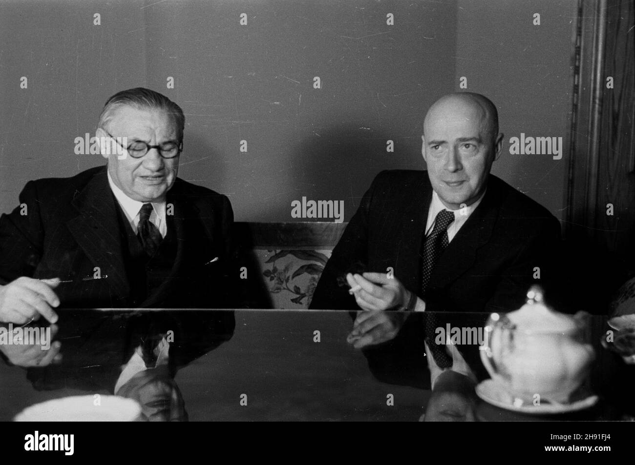 Warszawa, 1947-04-27. Jednodniowa wizyta ministra spraw zagranicznych Wielkiej Brytanii Ernesta Bevina. Nz. rozmowy Bevina (L) z premierem Józefem Cyrankiewiczem (P). kw PAP Warsaw, April 27, 1947. A one day visit of British Foreign Minister Ernest Bevin. Pictured: Bevin's (left) talking with Poland's Prime Minister Jozef Cyrankiewicz (right). kw PAP Stock Photo