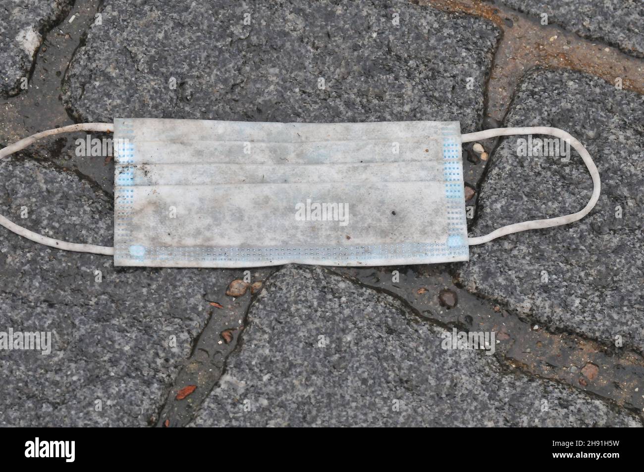 Copenhagen/Denmark./03 December 2021/ Face mask is mandatory on