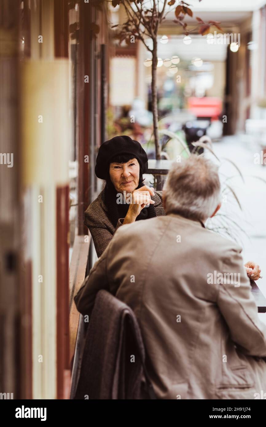 Two elderly women sitting talking hi-res stock photography and images ...