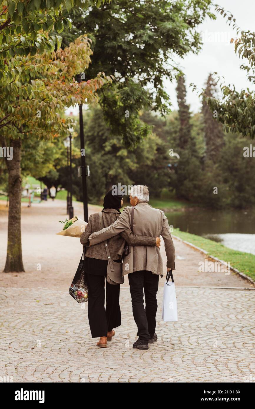 Couple park walking rear view hi-res stock photography and images - Alamy