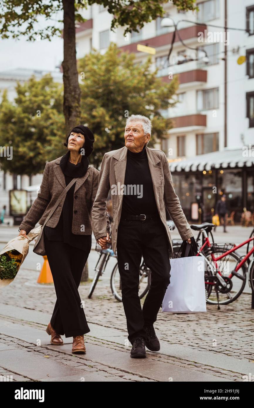 Elderly couple holding hands hi-res stock photography and images - Alamy