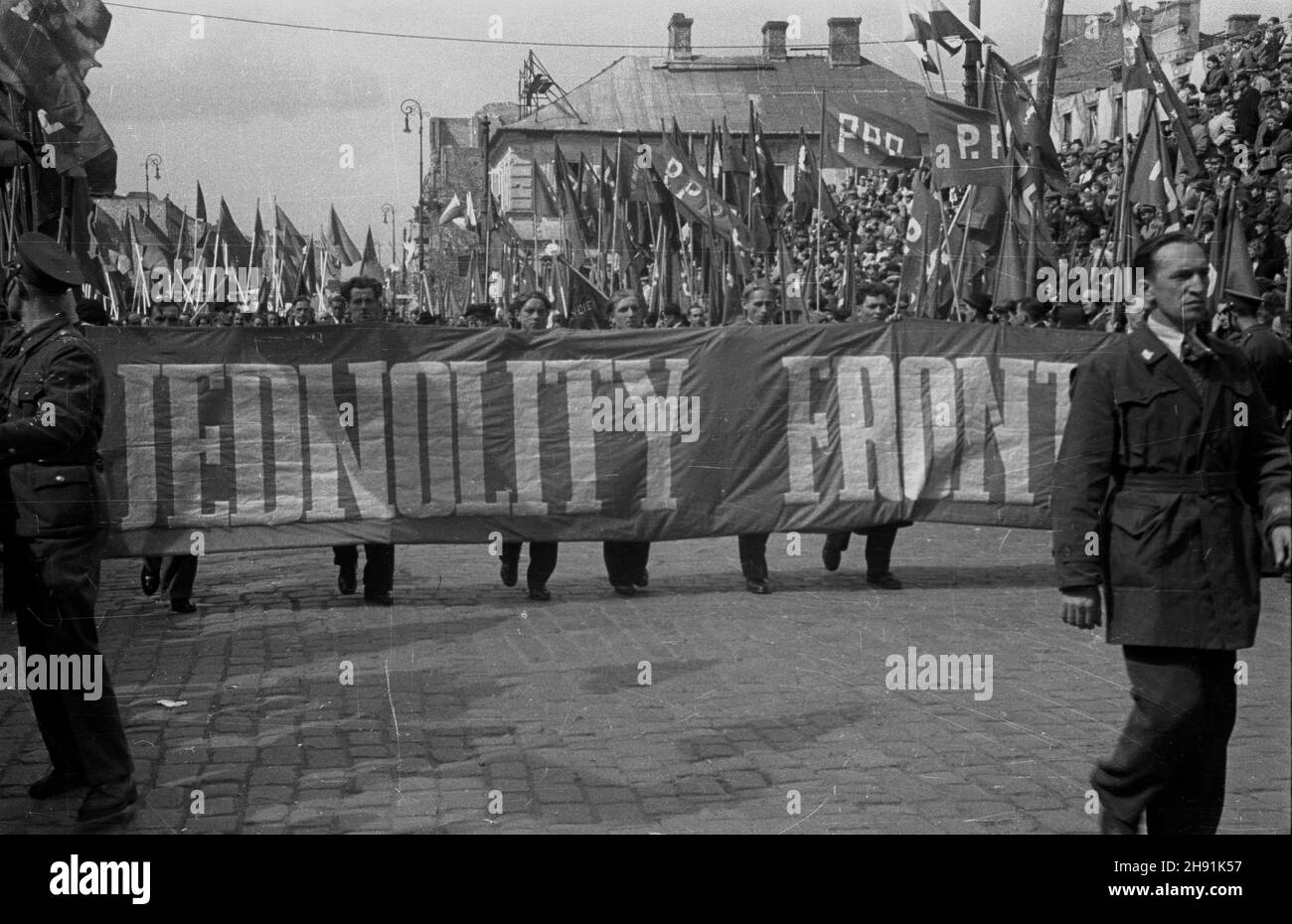 Warszawa, 1947-05-01. Pochód pierwszomajowy na ul. Nowy Œwiat. Nz. cz³onkowie PPR (Polska Partia Robotnicza) i PPS (Polska Partia Socjalistyczna) z has³em Jednolitego Frontu. bb/ms  PAP      Warsaw, May 1, 1947. A Mayday parade in Nowy Swiat. Pictured: Polish Worker Party and Polish Socialist Party members with a United Front banner.  bb/ms  PAP Stock Photo
