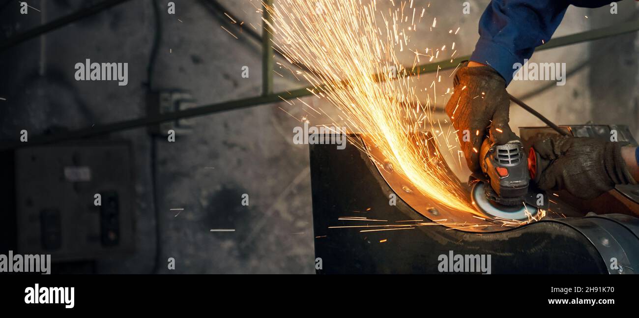 Man working with grinding machine hi-res stock photography and images ...