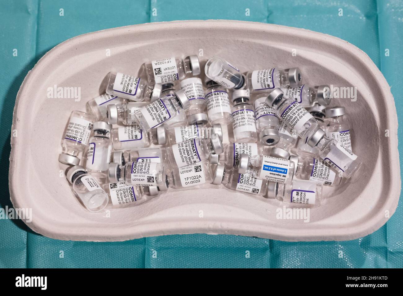 Aachen, Germany. 03rd Dec, 2021. Empty ampoules with vaccine from various manufacturers lie in a tray in the vaccination centre in the Aachen-Arkaden shopping centre. A 60-hour vaccination marathon has begun here. In order to cope with the high demand for Corona vaccinations, the Städteregion is offering vaccinations in the Aachen-Arkaden shopping centre around the clock for three days this weekend. Credit: Marius Becker/dpa/Alamy Live News Stock Photo