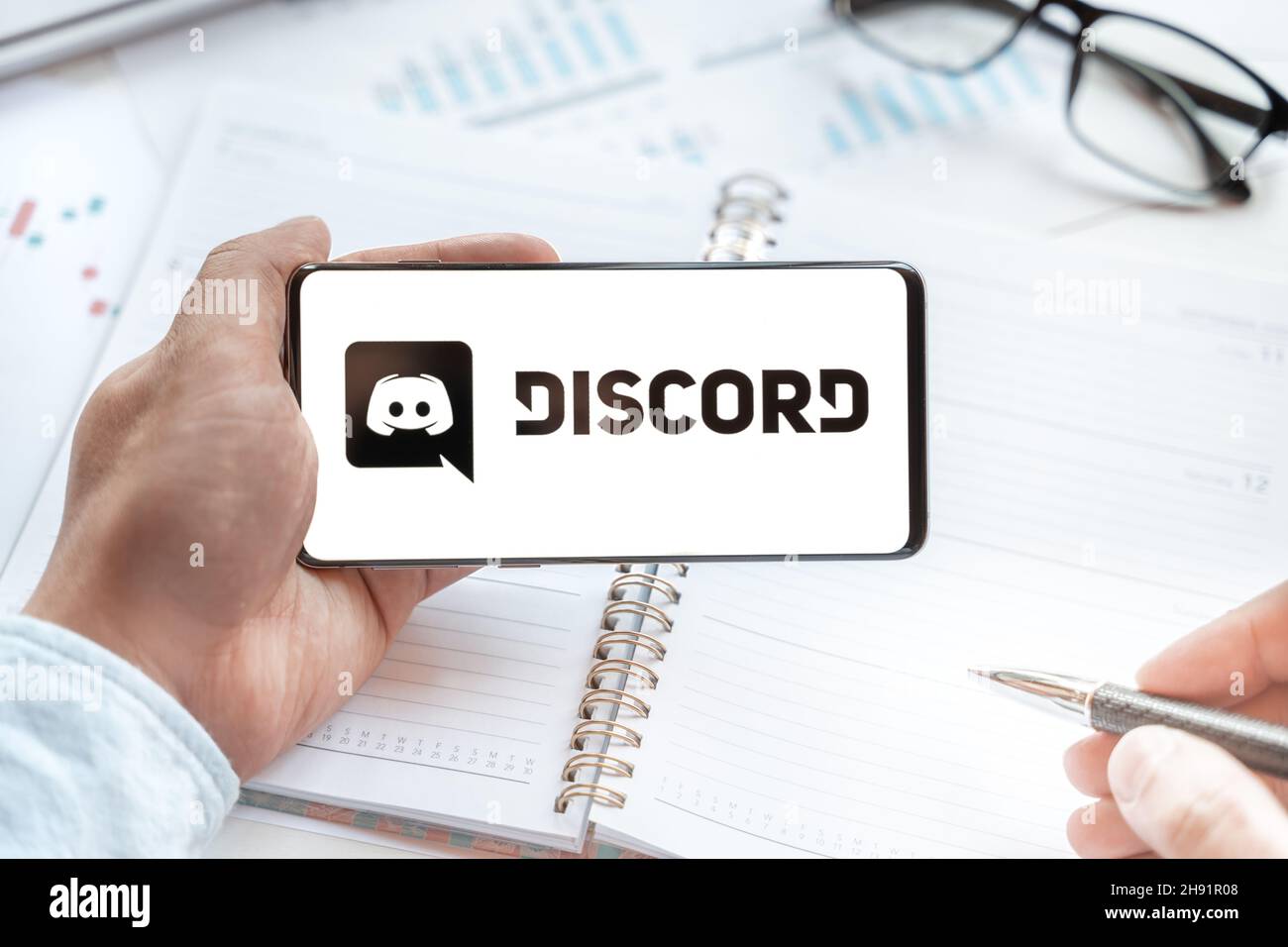 Logo of Discord group chatting application, page in mobile phone