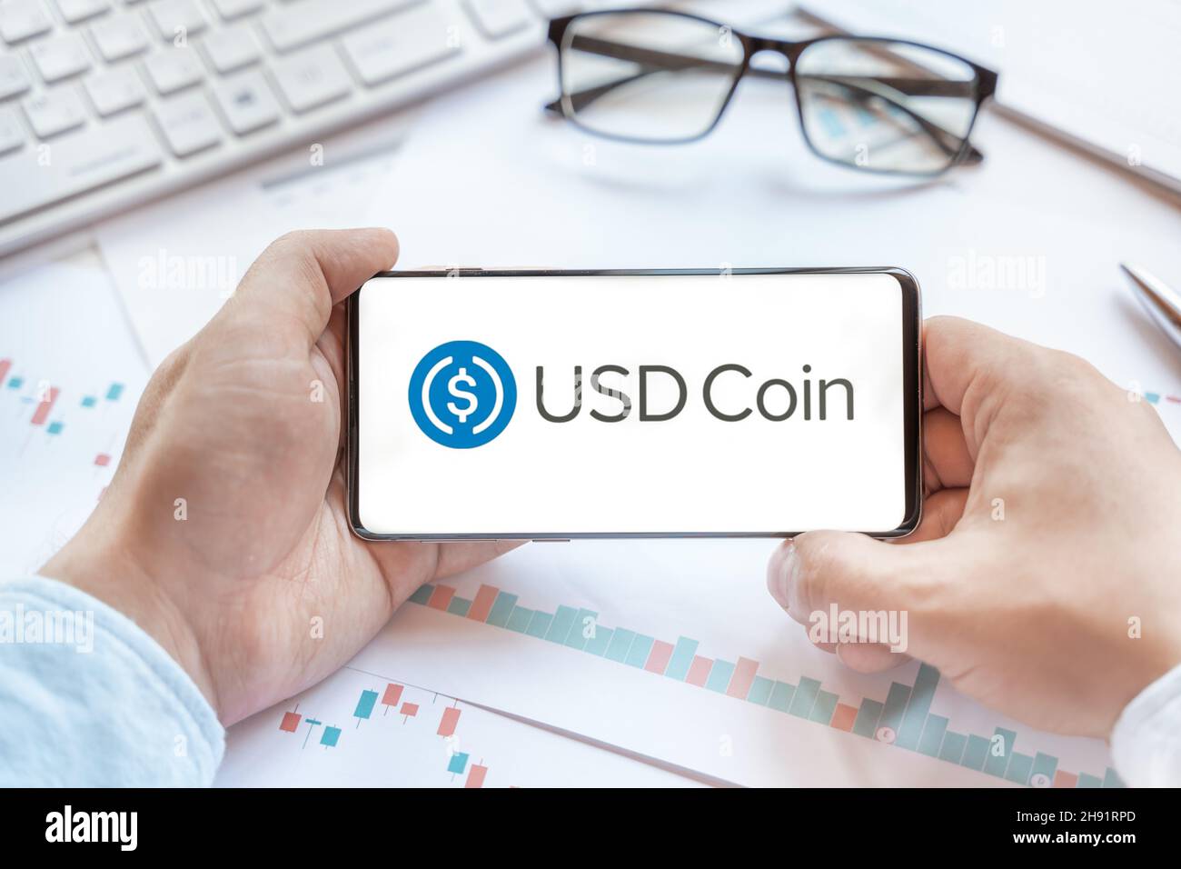 Logo of stablecoin USD coin in tablet. Cryptocurrency stable coin, token. Trading blockchain platform to buy,sell on decentralized exchange DEX,DEFI. Stock Photo