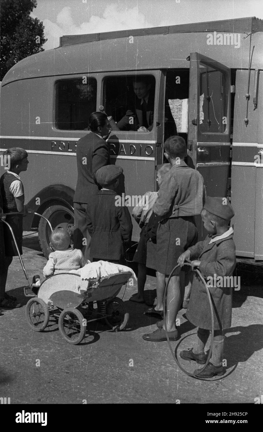 Warszawa, 1947-05. Dzieci przy samochodzie technicznym Polskiego Radia. bb/gr  PAP    Dok³adny dzieñ wydarzenia nieustalony.      Warsaw, May 1947. Children at the Polish Radio technical support vehicle.   bb/gr  PAP Stock Photo