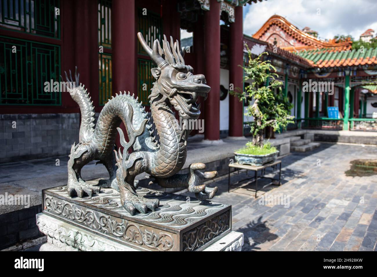Dragon statue in front of a temple in Shenzhen, China Stock Photo - Alamy