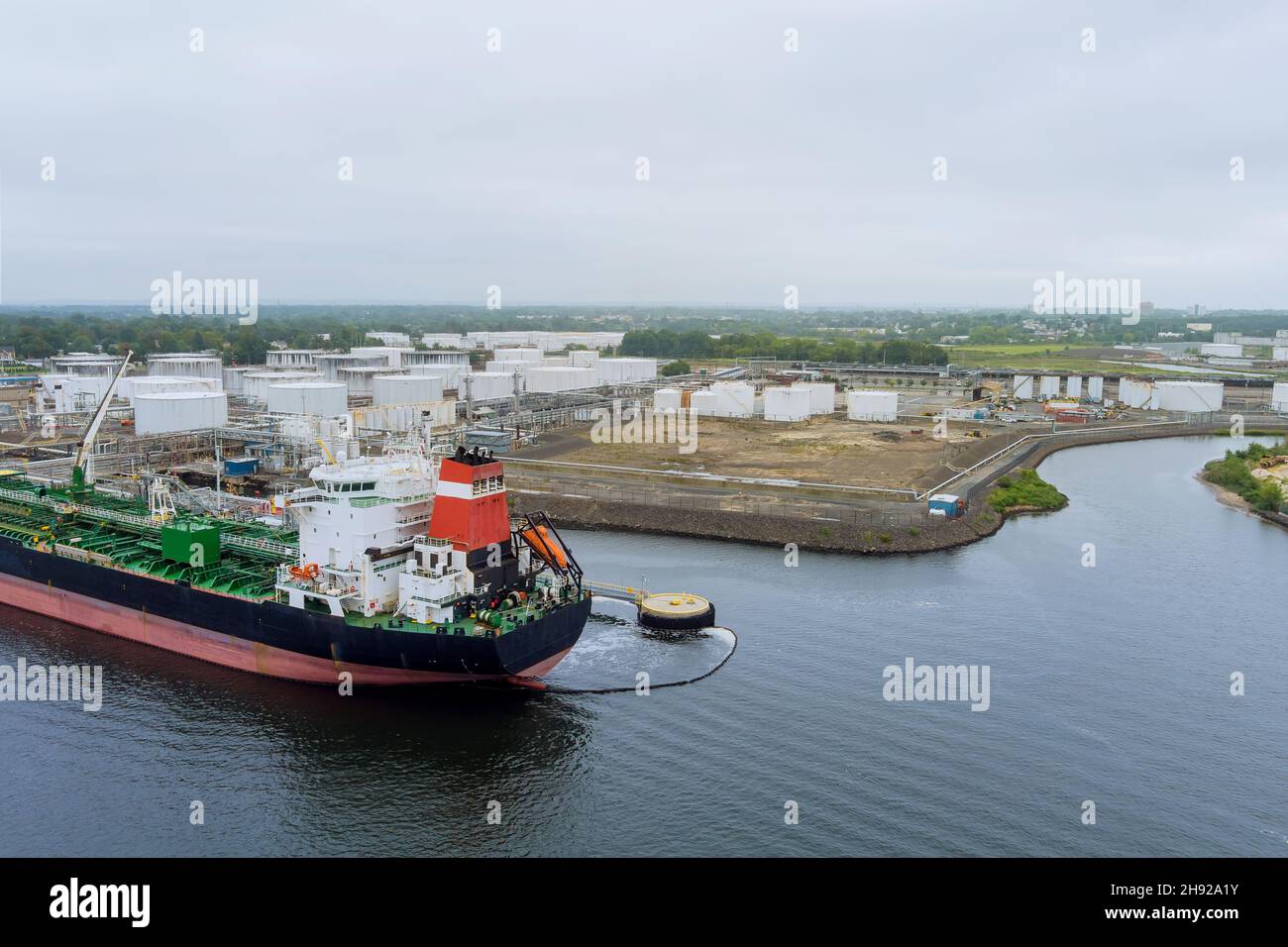 Oil tanker loading unloading hires stock photography and images Alamy