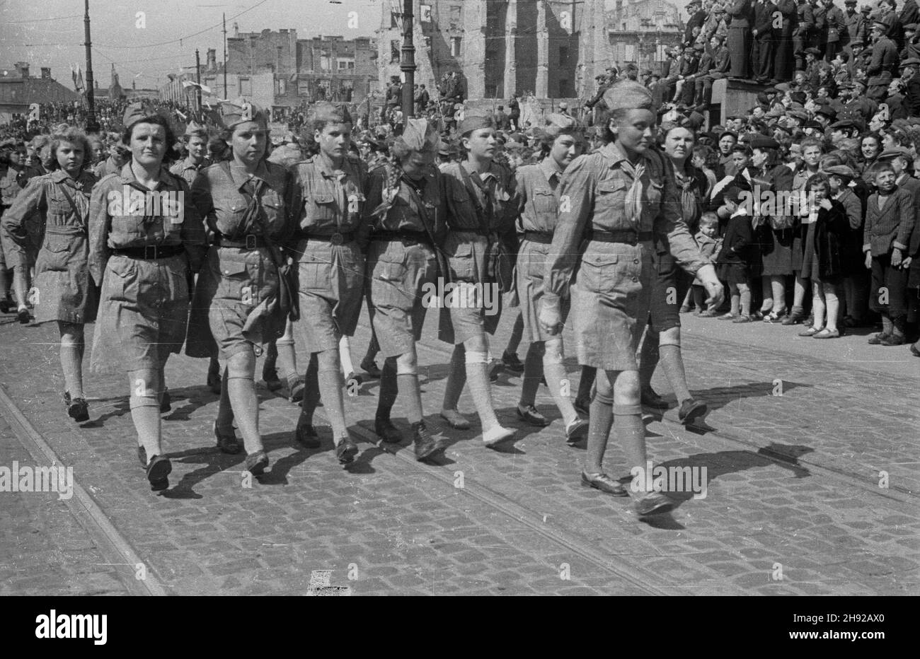 Warszawa, 1947-05-01. Pochód pierwszomajowy na ulicy Nowy Œwiat. Nz. kolumna harcerek. bb/mgs  PAP      Warsaw, May 1, 1947. May Day March via Nowy Swiat Street (Warsaw downtown). Pictured: girl-scouts   bb/mgs  PAP Stock Photo