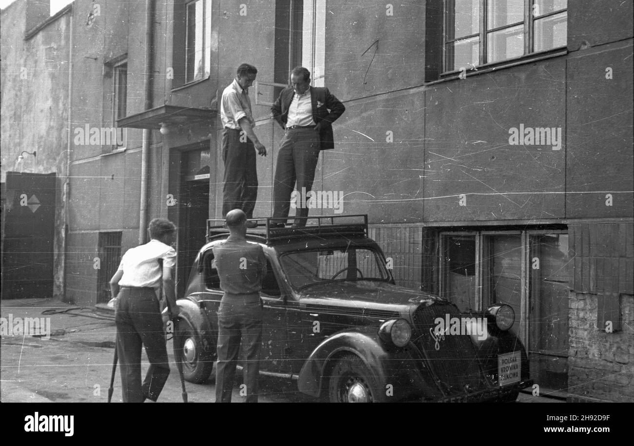 Warszawa, 1947-05. Ekipa Polskiej Kroniki Filmowej przy samochodzie (austriacka marka Steyr). Na dachu auta z prawej operator W³adys³aw Forbert. mb/mgs  PAP    Dok³adny dzieñ wydarzenia nieustalony.      Warsaw, May 1947. A team of the Polish Newsreel at a car (Austrian Steyr). On the top of the car on the right cameraman Wladyslaw Forbert.  mb/mgs  PAP Stock Photo