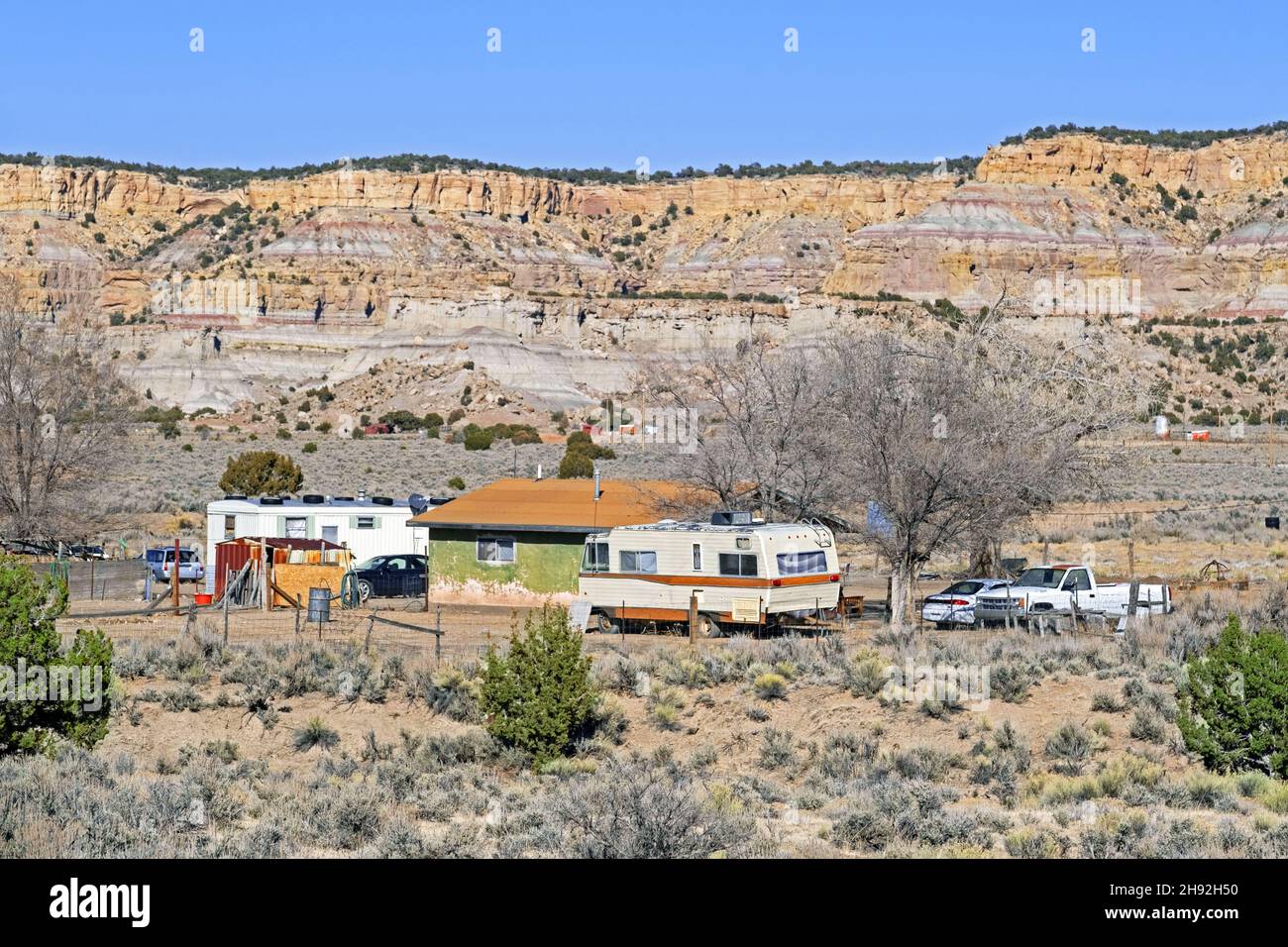 Homestead / mobil home / trailer home / house trailer in the Navajo Nation, Native American territory in New Mexico, United States / USA Stock Photo