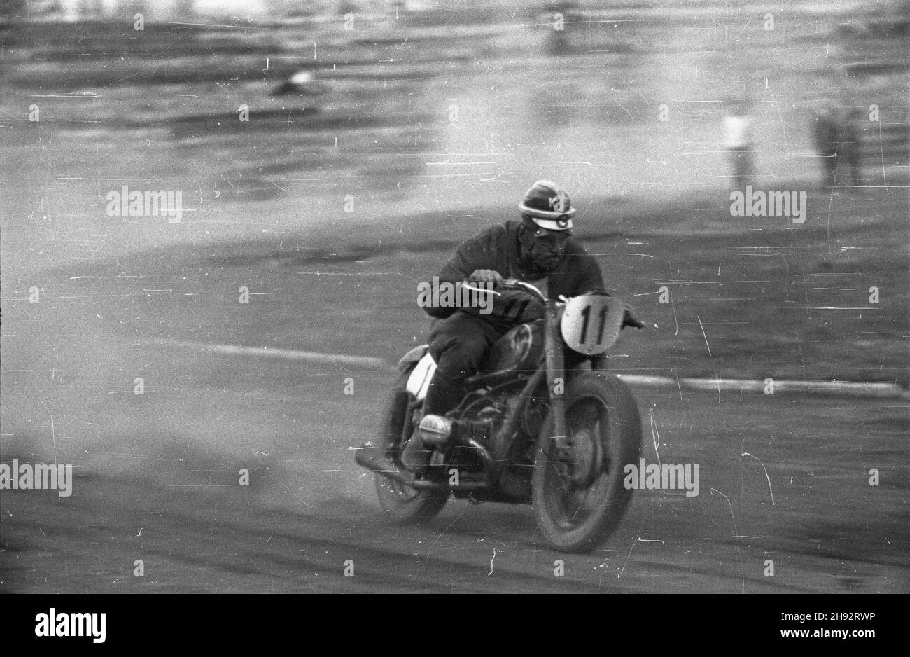 Warszawa, 1947-05-18. Stadion Wojskowego Klubu Sportowego Legia. Trójmecz motocyklowy na ¿u¿lu pomiêdzy Uni¹ Poznañ, Klubem Motorowym Grochów i sekcj¹ motocyklow¹ WKS Legia. bk/ak  PAP    Warsaw, May 18, 1947. Legia Military Sports Club stadium. Three-cornered speedway race between Unia Poznan, Grochow Motorcycle Club and motorcycle section of WKS Legia.  bk/ak  PAP Stock Photo