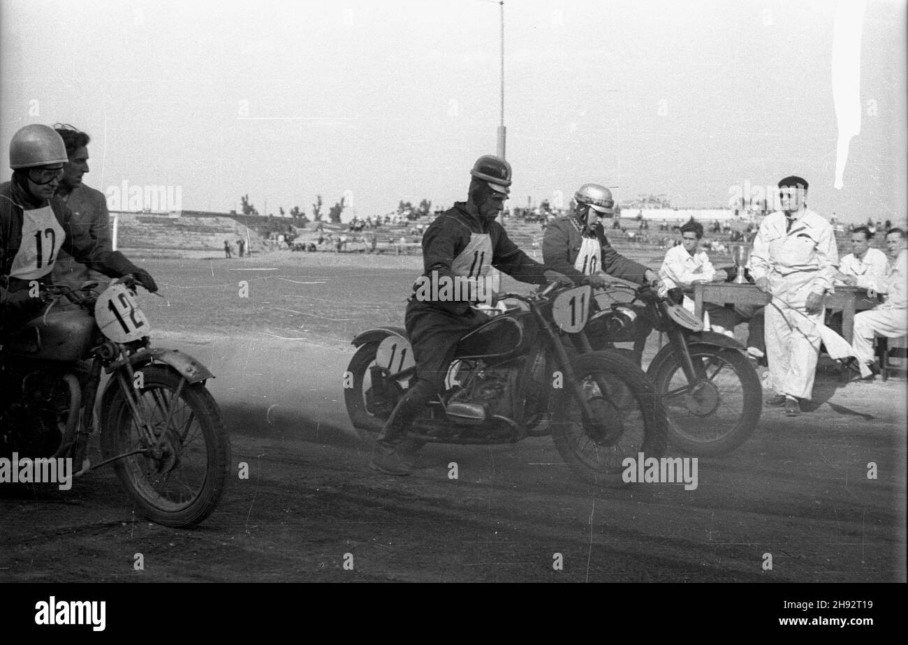 Warszawa, 1947-05-18. Stadion Wojskowego Klubu Sportowego Legia. Trójmecz motocyklowy na ¿u¿lu pomiêdzy Uni¹ Poznañ, Klubem Motorowym Grochów i sekcj¹ motocyklow¹ WKS Legia. Nz. zawodnicy na starcie. bk/ak  PAP    Warsaw, May 18, 1947. Legia Military Sports Club stadium. Three-cornered speedway race between Unia Poznan, Grochow Motorcycle Club and motorcycle section of WKS Legia. Pictured: start of the race.  bk/ak  PAP Stock Photo