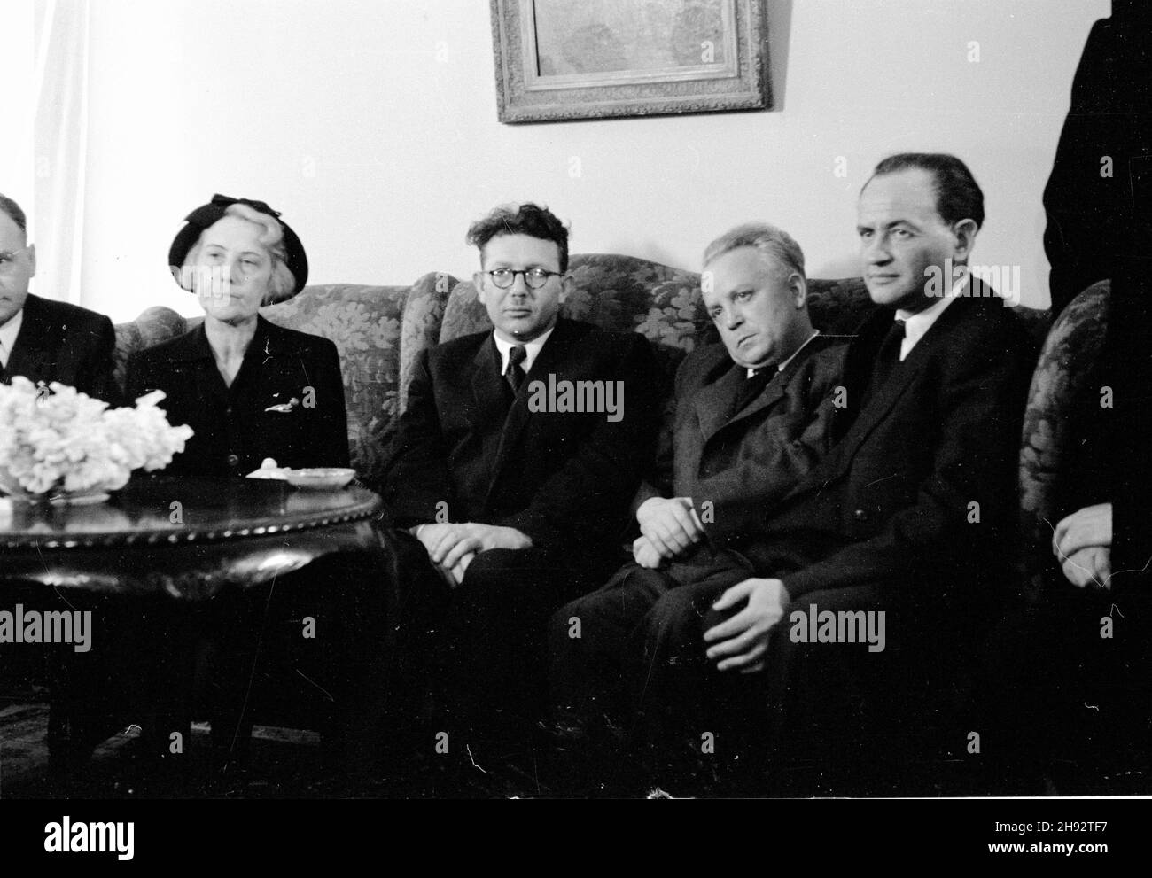 Warszawa, 1947-05-20. Ministerstwo Kultury i Sztuki. Wizyta delegacji pisarzy czechos³owackich u ministra kultury i sztuki Stefana Dybowskiego (2L). Nz. Maria Pujmanowa (1L), Franciszek Halas (2P), Vaclav Rzezac (1P). bk/ms  PAP      Warsaw, May 20, 1947. Culture nad Art Ministry. Czechoslovakian writers delegates visit at Culture nad Art Minister Stefan Dybowski (second from left). Pictured: Maria Pujmanowa (first from left), Franciszek Halas (second from right), Vaclav Rzezac (first from right).  bk/ms  PAP Stock Photo