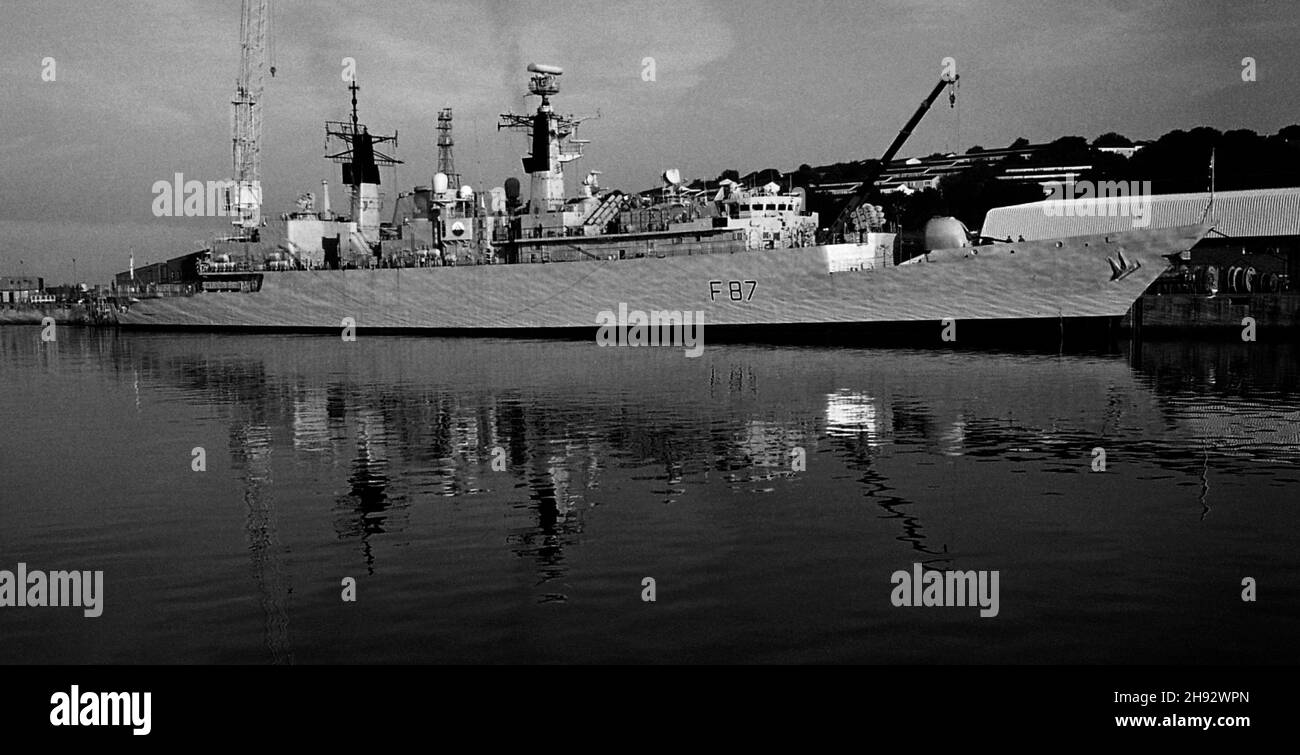 AJAXNETPHOTO. SEPTEMBER, 2003. DEVONPORT, PLYMOUTH, ENGLAND.  - HMS CHATHAM AWAITS A TOW TO DRY DOCK IN DEVONPORT ON A CALM SEPTEMBER MORNING.  PHOTO:JONATHAN EASTLAND/AJAX REF:TC4920BW 3 00 Stock Photo
