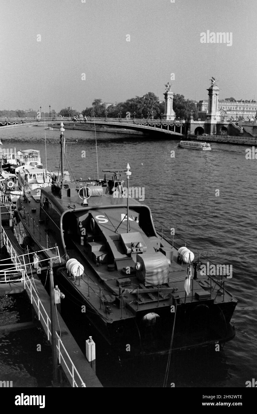 AJAXNETPHOTO. 1971. RIVER SEINE, PARIS, FRANCE. - 38 KNOTS TO LE HAVRE - HMS SABRE VOYAGE TO PARIS UP THE RIVER SEINE MOORED AT THE TOURING CLUB DE FRANCE BELOW PONT ALEXANDRE III.  PHOTOS:JONATHAN EASTLAND/AJAX REF: RX7151204 123 Stock Photo