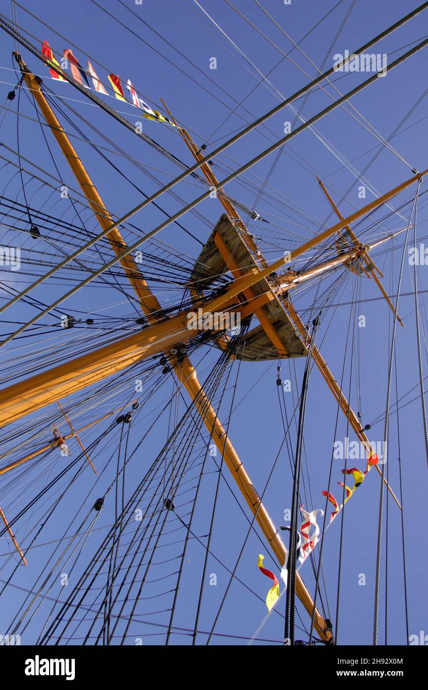 AJAXNETPHOTO. 4TH JUNE, 2015. PORTSMOUTH, ENGLAND. - HMS WARRIOR 1860 - FIRST AND LAST IRONCLAD WARSHIP OPEN TO THE PUBLIC. MAST AND YARDS, RIGGING AND FIGHTING TOP, TOPMAST AND TOPGALLANTS.PHOTO:JONATHAN EASTLAND/AJAX REF:D150406 5229 Stock Photo