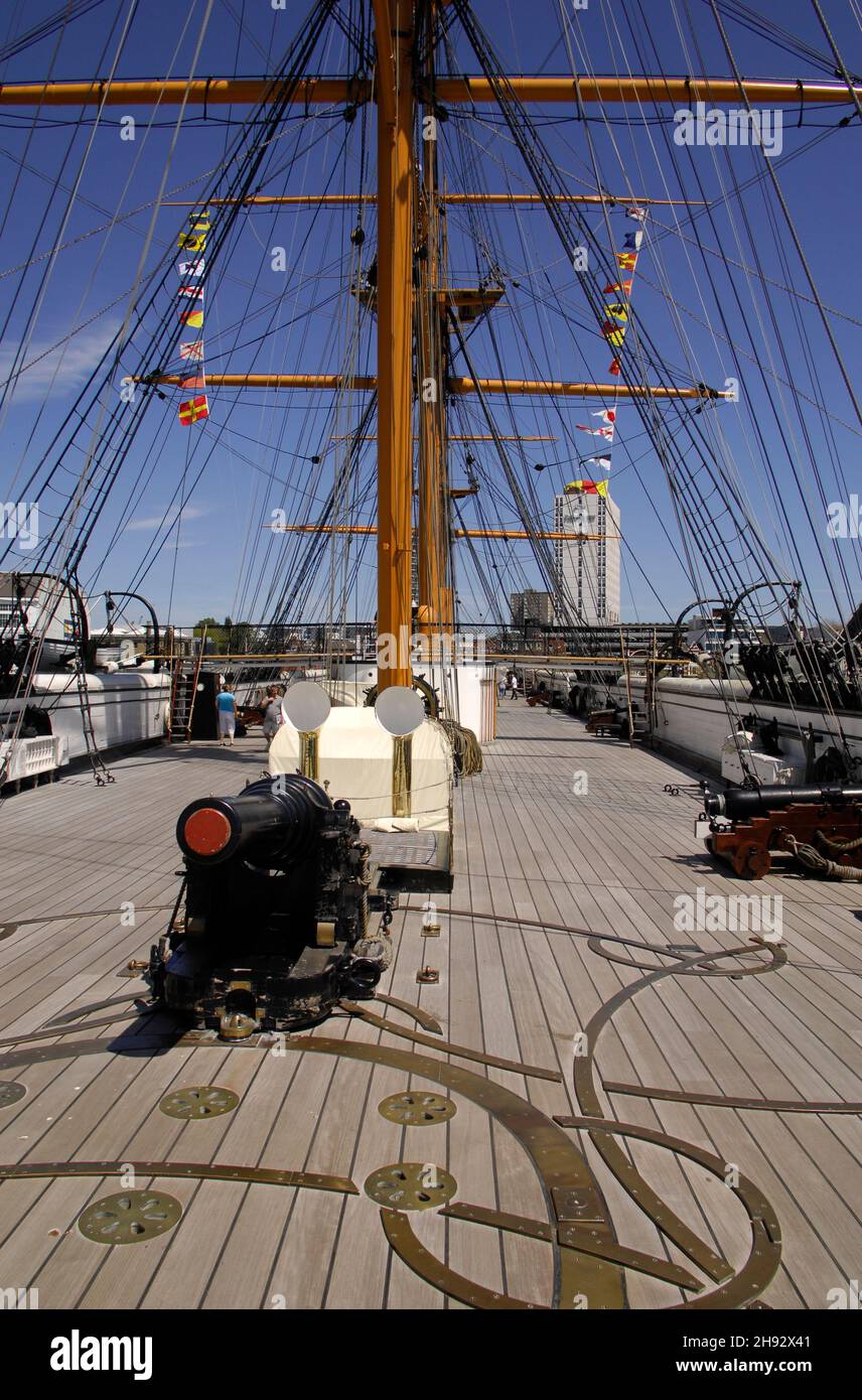 AJAXNETPHOTO. 4TH JUNE, 2015. PORTSMOUTH, ENGLAND. - HMS WARRIOR 1860 - FIRST AND LAST IRONCLAD WARSHIP OPEN TO THE PUBLIC. TEAK LAID UPPER DECK LOOKING FORWARD WITH BRONZE PIVOTS AND RACERS FOR 110 PDR GUN INLAYS.PHOTO:JONATHAN EASTLAND/AJAX REF:D150406 5248 Stock Photo