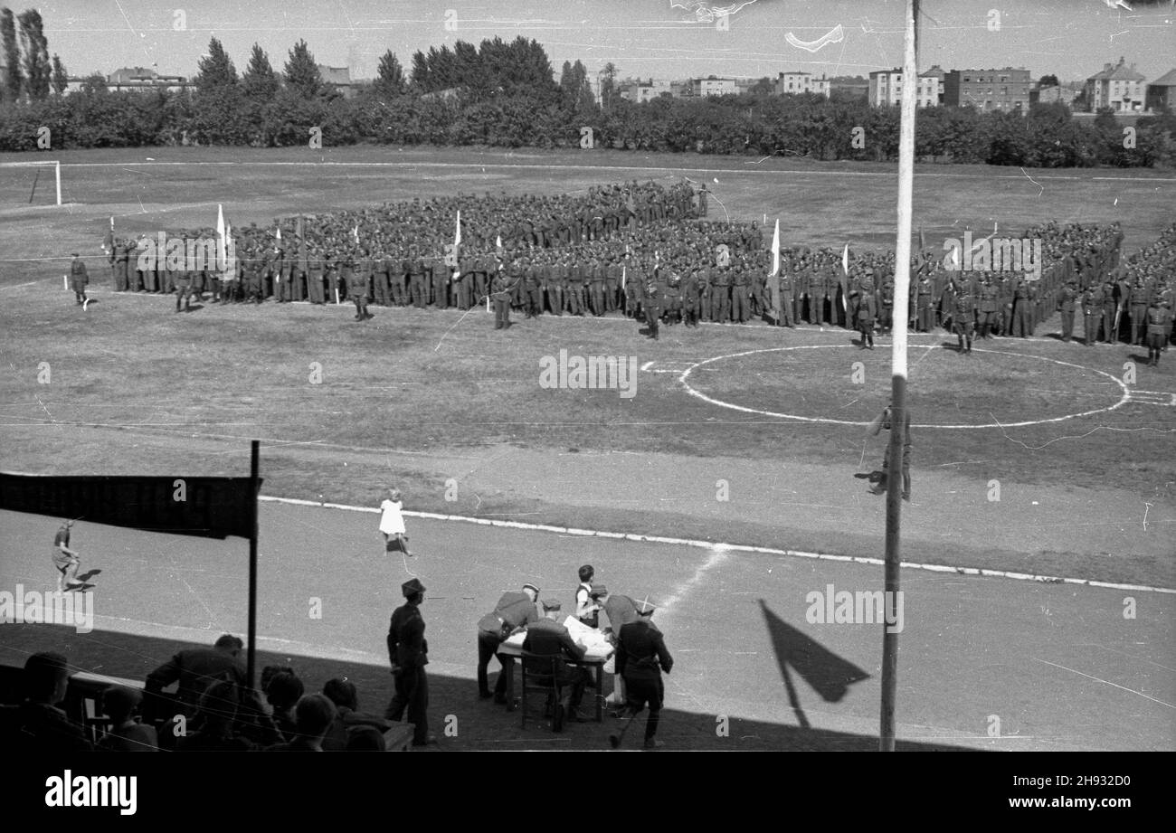 Gniezno, 1947-05-27. Æwiczenia wojskowe podczas pierwszego ogólnopolskiego zlotu junaków Przysposobienia Rolniczo-Wojskowego na stadionie Zwi¹zku M³odzie¿y Wiejskiej Wici. Nz. junacy w oczekiwaniu na wrêczenie nagród. Przy stoliku komisja sêdziowska podlicza wyniki. ps/ms PAP Gniezno, May 27, 1947. Training at a national youth rally organized by the Agricultural and Military Training Organization. Pictured: the awarding ceremony on the sport ground of the "Wici" Rural Youth Union. In foreground: a commission sums up results. ps/ms PAP Stock Photo