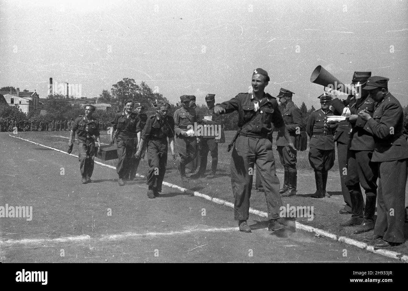 Gniezno, 1947-05-27. Pierwszy ogólnopolski zlot junaków Przysposobienia Rolniczo-Wojskowego (PRW) w GnieŸnie. Nz.  uczestnicy marszu patrolowego na 5 kilometrów finiszuj¹ na stadionie Zwi¹zku M³odzie¿y Wiejskiej Wici.   ps/ms  PAP      Gniezno, May 27, 1947. The first young farmers' national congress in Gniezno. Pictured: the end of a five-kilometre street march.    ps/ms  PAP Stock Photo