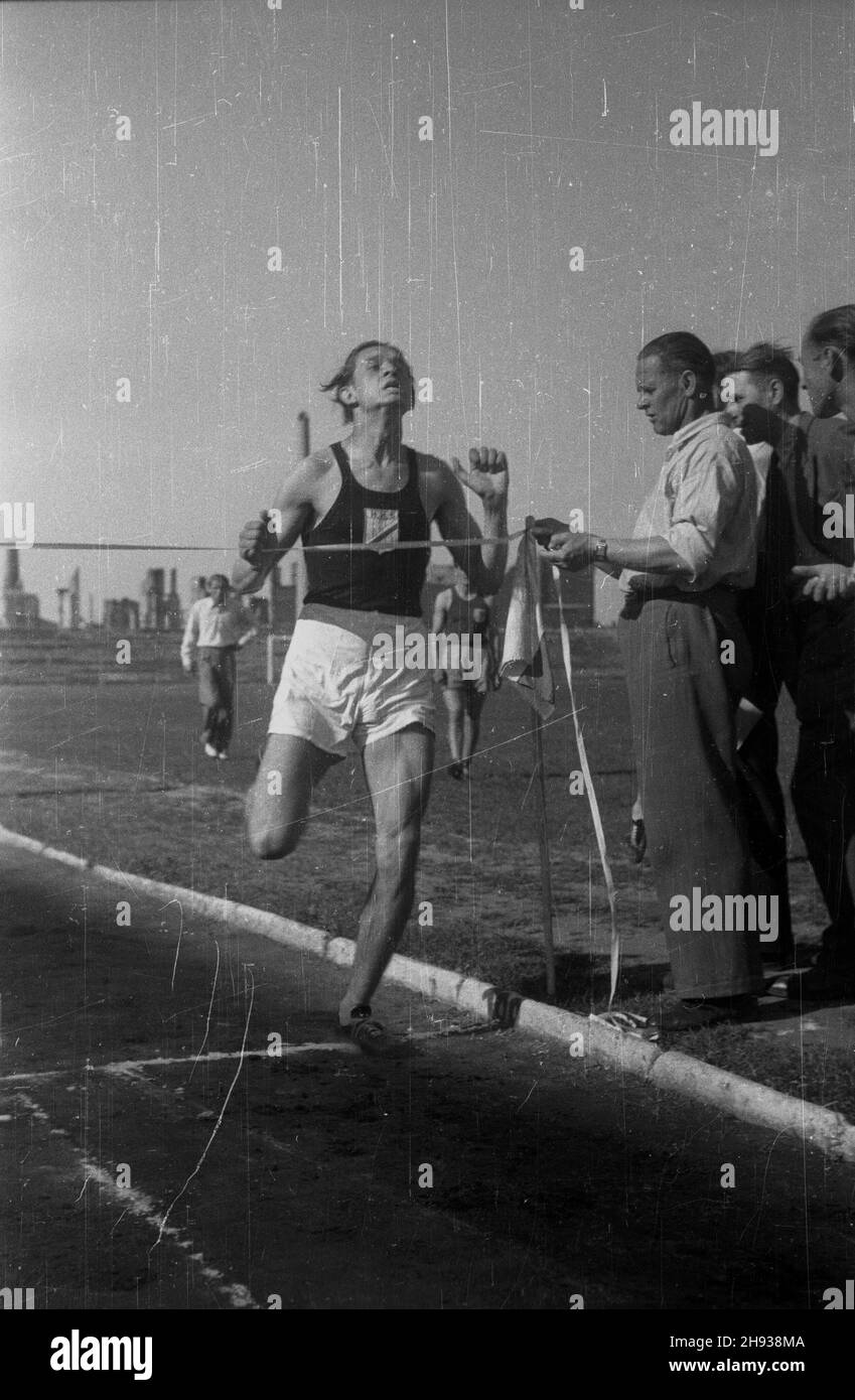 Warszawa, 1947-06-01. Zawody lekkoatletyczne organizacji m³odzie¿owych na stadionie klubu sportowego Legia przy ul. £azienkowskiej. Nz. finisz biegu mê¿czyzn. ps/ms PAP Warsaw, June 1, 1947. Athletics contest of youth organisations at Legia sport stadium in Lazienkowska Street. Pictured: a competitior finishes the run. ps/ms PAP Stock Photo