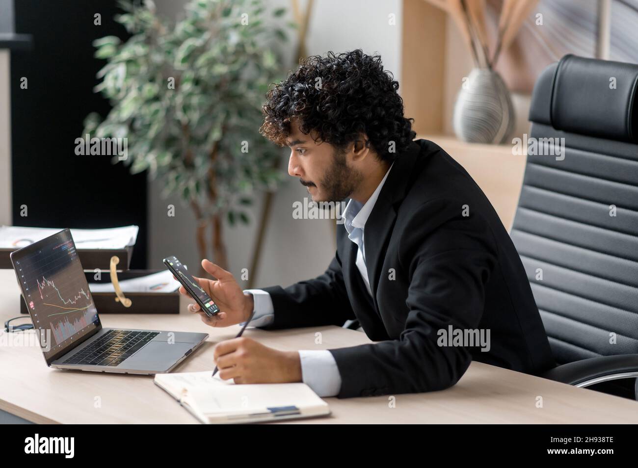 Stock market charts hi-res stock photography and images - Alamy