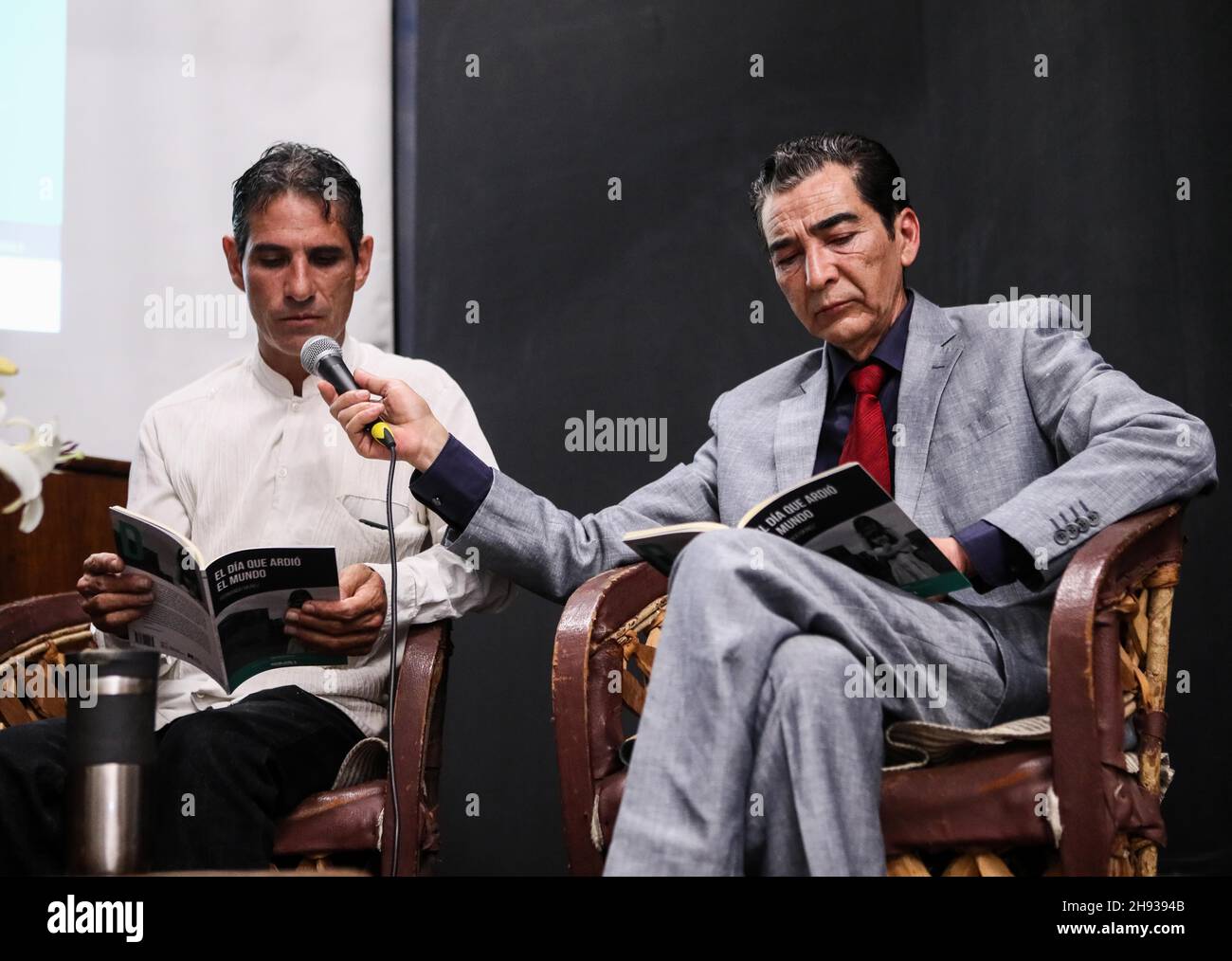 Presentation of the Book: The Day That Burned The World. Author: Fernando Muñoz. Title: The day the world burned. Winning work of the Sonoran Book Contest 2015 in dramaturgy, during the Alfonso Ortiz Tirado FAOT Festival on Jan 25, 2017 in Alamos. (© Photo: Luis Gutiérrrez)    Presentacion del Libro:  El Dia Que Ardio El Mundo.  Autor: Fernando Muñoz. Título: El día que ardió el mundo. Obra ganadora del Concurso Del Libro Sonorense 2015 en dramaturgia , durante el Festival Alfonso Ortiz Tirado FAOT el  25 ene 2017 en Alamos. (©Foto: Luis Gutiérrrez ) Stock Photo