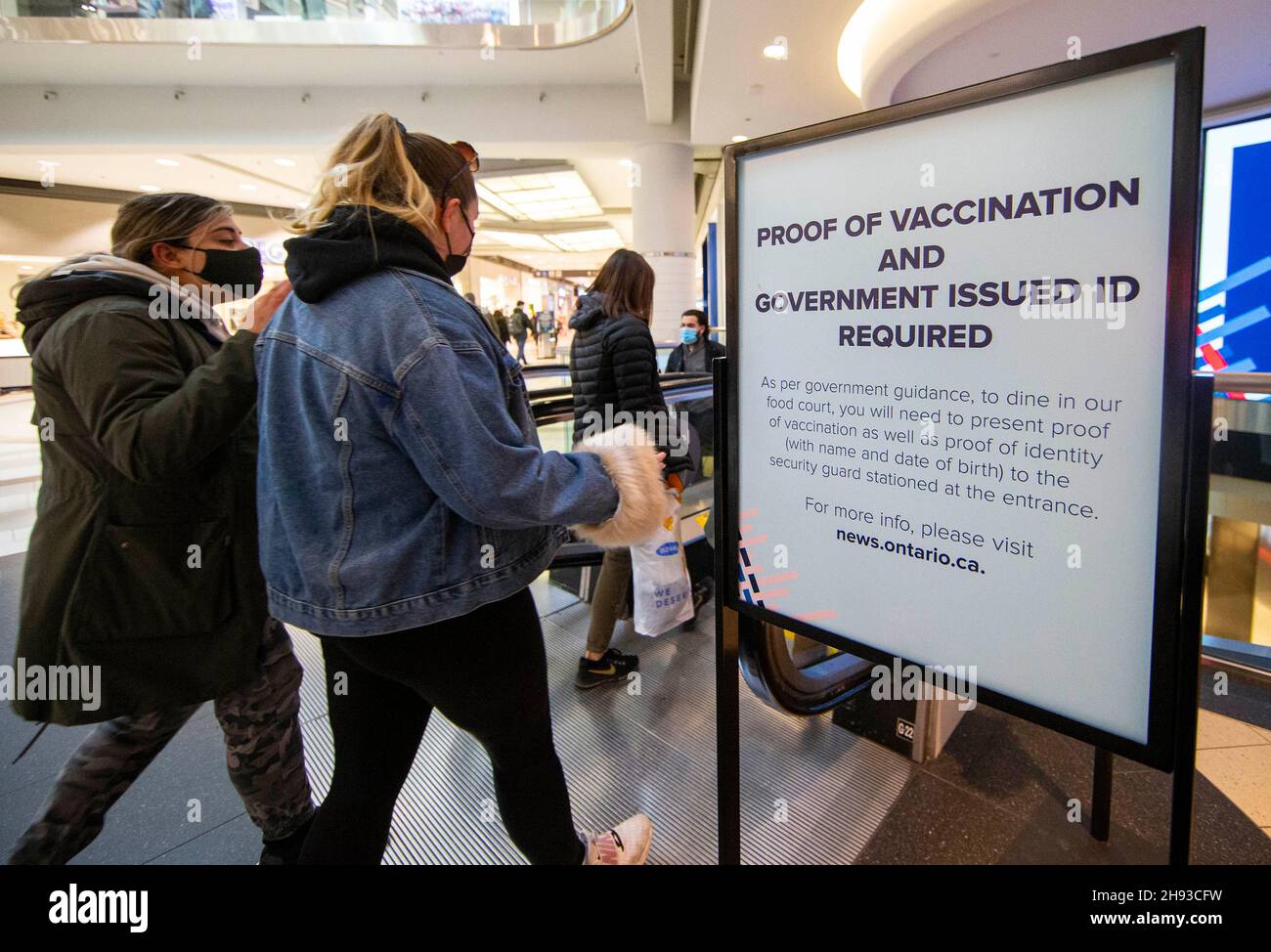 Toronto, Canada. 3rd Dec, 2021. A notice to require proof of COVID-19 vaccination is seen at the entrance of a food court at a shopping center in Toronto, Canada, on Dec. 3, 2021. Canada reported new 2,827 COVID-19 cases Friday evening, raising the cumulative total to 1,801,951 cases with 29,751 deaths, according to CTV. Credit: Zou Zheng/Xinhua/Alamy Live News Stock Photo