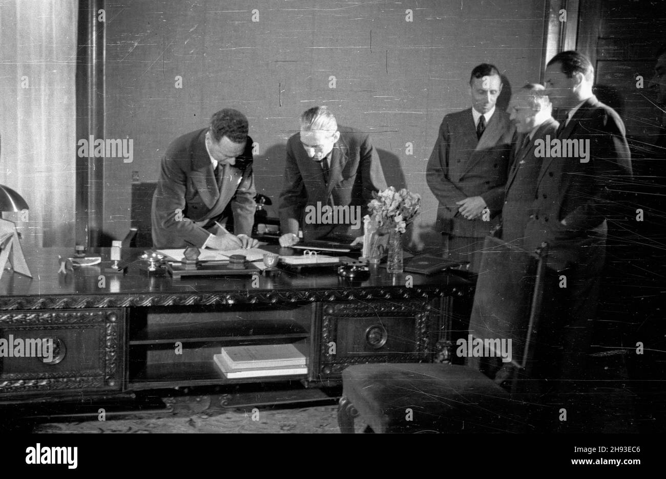 Warszawa, 1947-06. Umowy miêdzypañstwowe. Nz. dyplomaci i minister spraw zagranicznych Zygmunt Modzelewski (2P) w gabinecie podczas podpisywania umowy. ps/gr  PAP    Dok³adny dzieñ wydarzenia nieustalony.      Warsaw, June 1947. Interstate agreements. Pictured: diplomats and Foreign Minister Zygmunt Modzelewski (2nd right) signing an agreement.  ps/gr  PAP Stock Photo