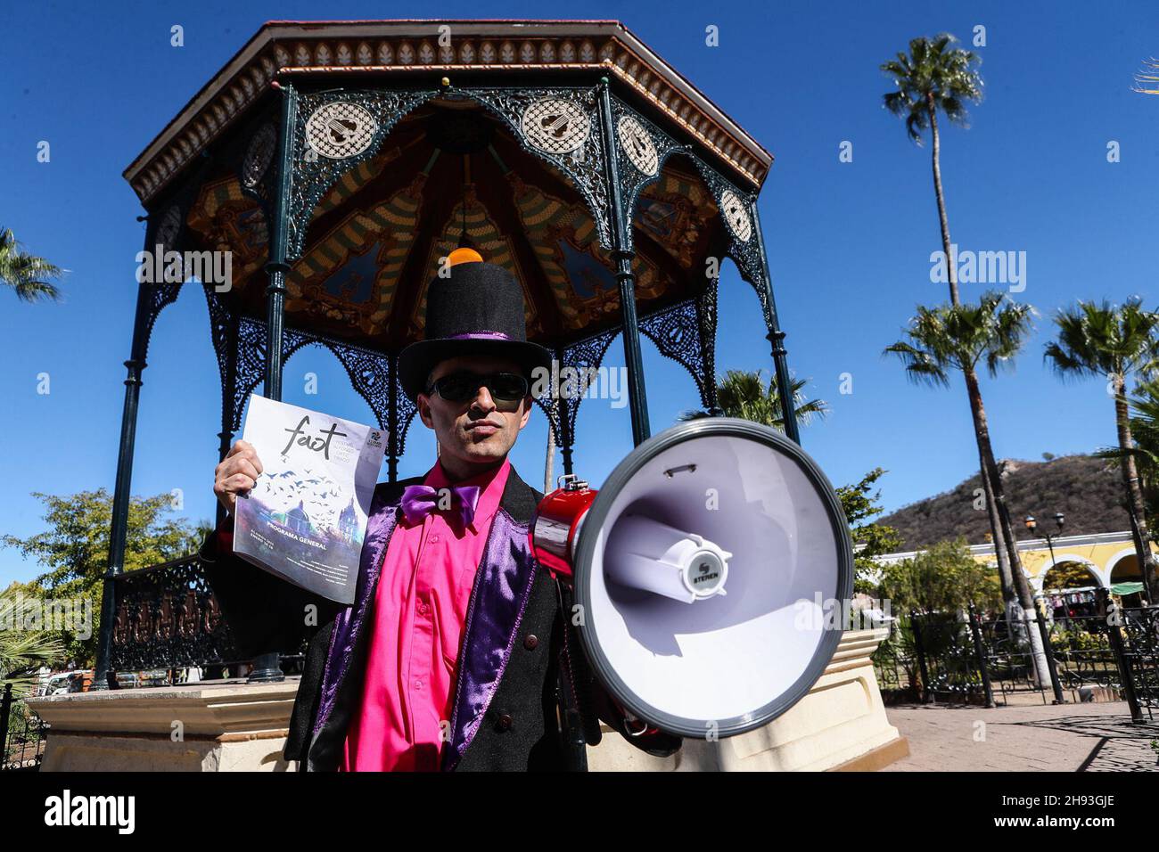 Play Barquito de Papel for children in the public square of Alamos, during the Alfonso Ortiz Tirado FAOT Festival on Jan 23, 2017 (© Photo: Luis Gutiérrrez)   Obra de teatro para niños Barquito de Papel en la plaza publica de Alamos, durante el Festival Alfonso Ortiz Tirado FAOT el  23 ene 2017  (©Foto: Luis Gutiérrrez ) Stock Photo