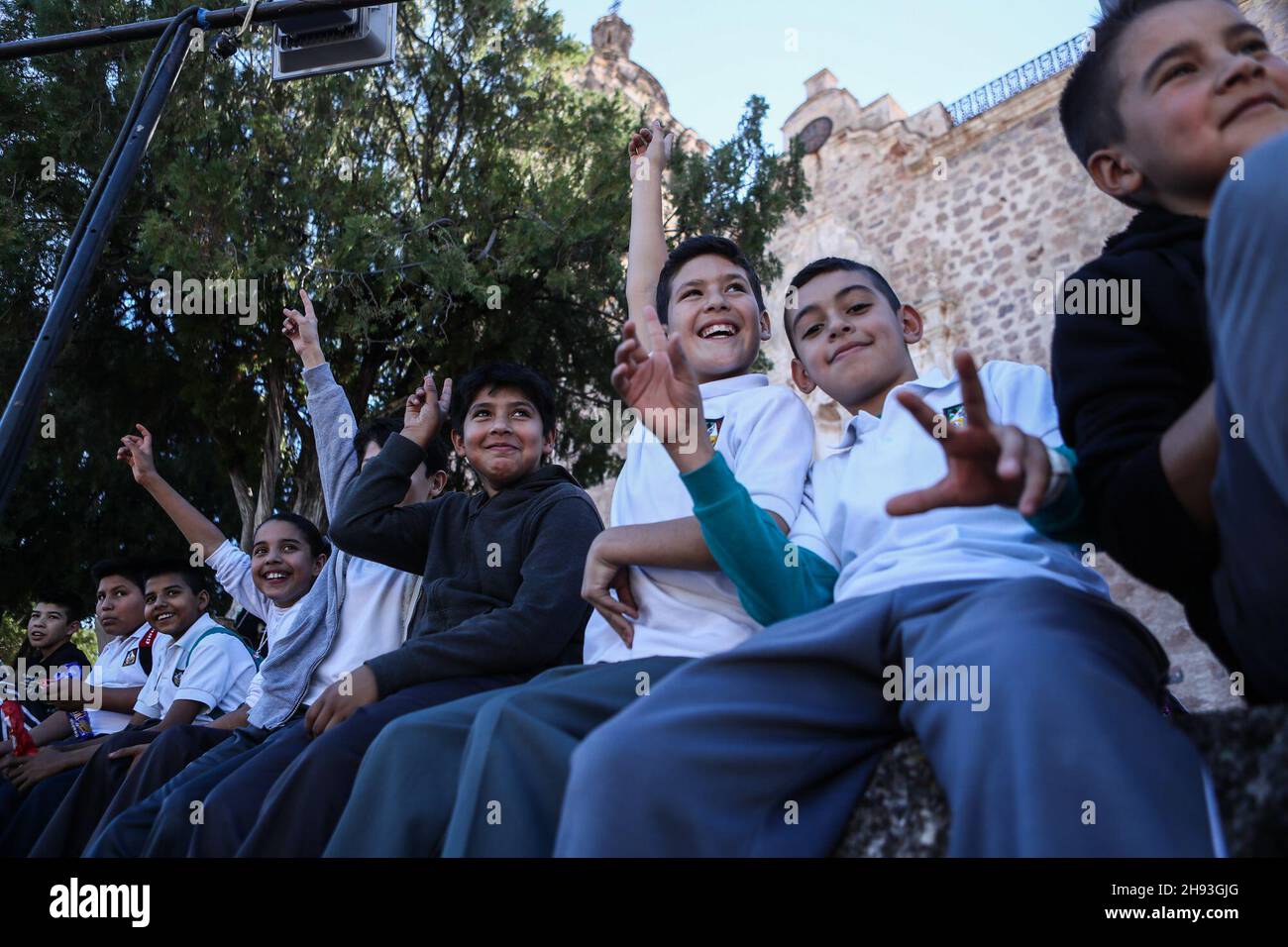 Play Barquito de Papel for children in the public square of Alamos, during the Alfonso Ortiz Tirado FAOT Festival on Jan 23, 2017 (© Photo: Luis Gutiérrrez)   Obra de teatro para niños Barquito de Papel en la plaza publica de Alamos, durante el Festival Alfonso Ortiz Tirado FAOT el  23 ene 2017  (©Foto: Luis Gutiérrrez ) Stock Photo