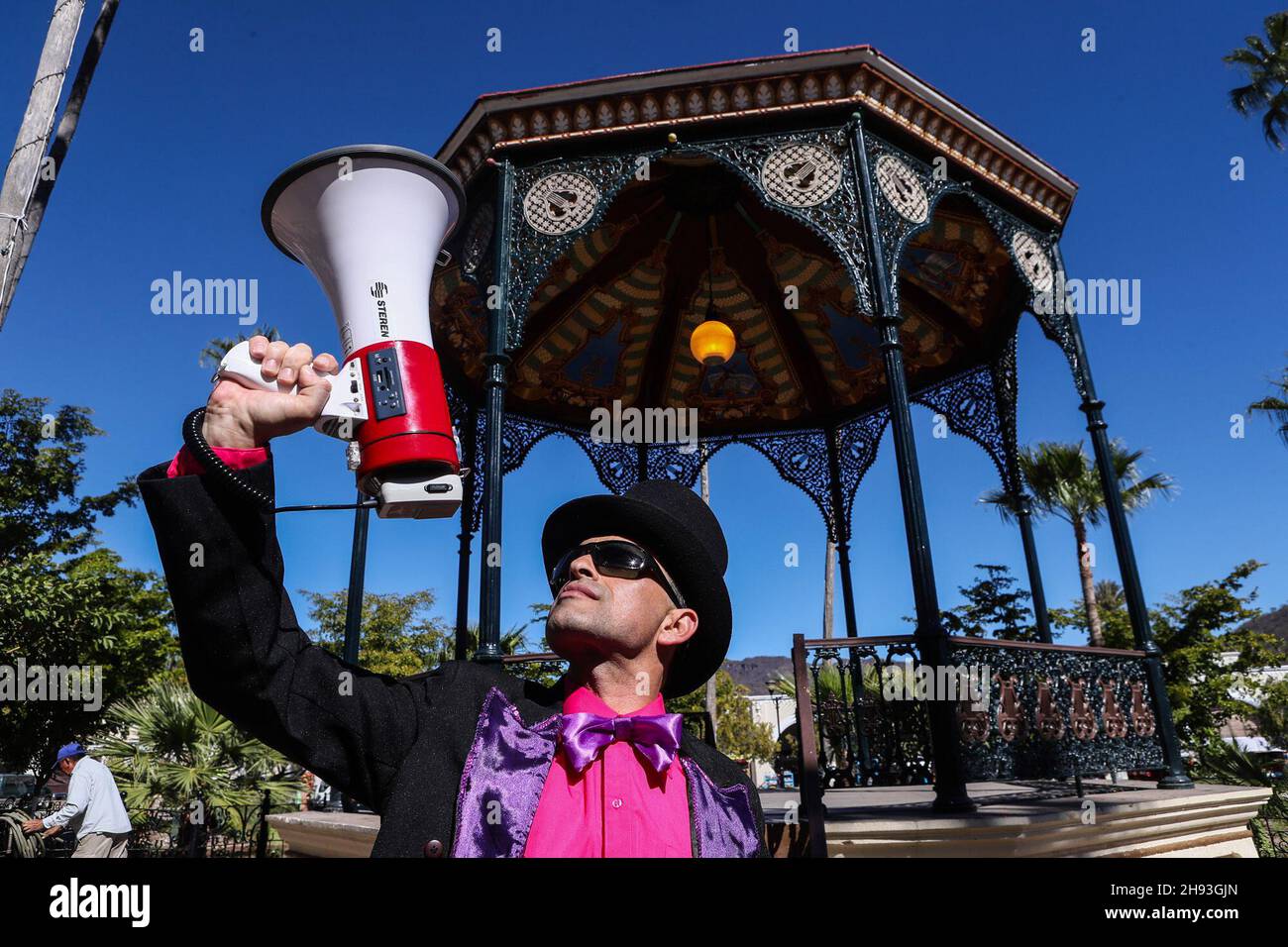 Play Barquito de Papel for children in the public square of Alamos, during the Alfonso Ortiz Tirado FAOT Festival on Jan 23, 2017 (© Photo: Luis Gutiérrrez)   Obra de teatro para niños Barquito de Papel en la plaza publica de Alamos, durante el Festival Alfonso Ortiz Tirado FAOT el  23 ene 2017  (©Foto: Luis Gutiérrrez ) Stock Photo